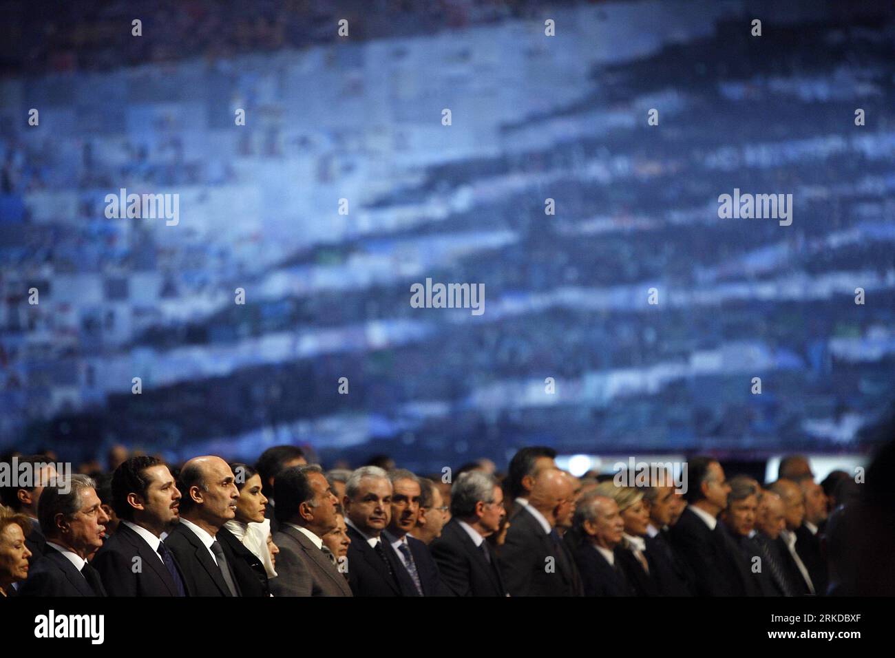 Bildnummer: 54908993 Datum: 14.02.2011 Copyright: imago/Xinhua (110214) -- BEIRUT, 14. Februar 2011 (Xinhua) -- libanesischer Hausmeister Premierminister Saad Hariri spricht während einer Zeremonie anlässlich des sechsten Todestages seines Vaters, des ehemaligen Premierministers Rafiq Hariri, in Beirut, der Hauptstadt des Libanon, am 14. Februar 2011. Am 14. Februar 2005 wurde Hariri zusammen mit 22 anderen bei einem Bombenanschlag in Beirut getötet. (Xinhua/Koka) (wjd) LEBANON-BEIRUT-RAFIQ HARIRI-ANNIVERSARY PUBLICATIONxNOTxINxCHN Politik People kbdig xub 2011 quer o0 Gedenken, Trauerfeier Bildnummer 54908993 Datum 14 02 2011 Copyright Stockfoto