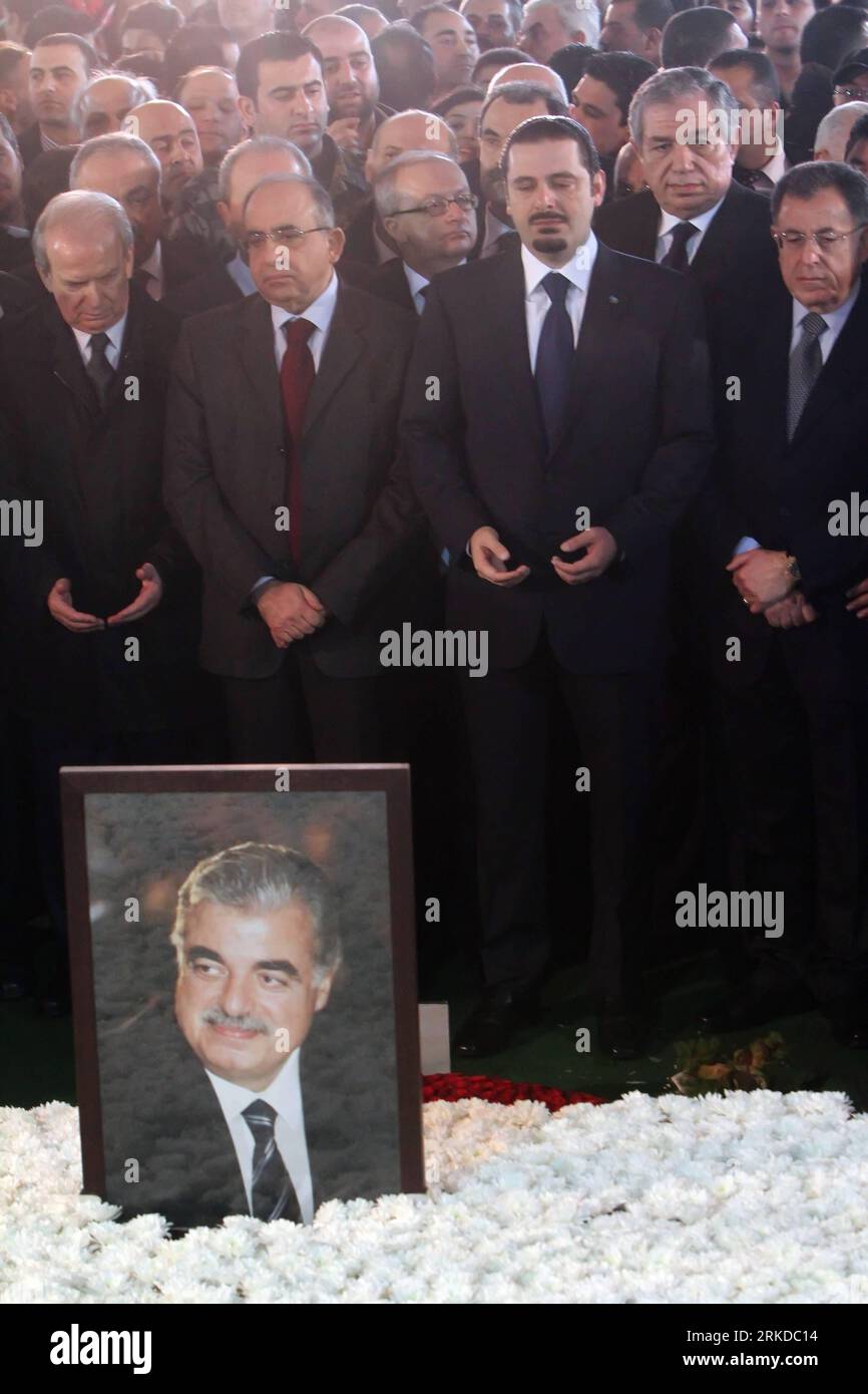 Bildnummer: 54908989 Datum: 14.02.2011 Copyright: imago/Xinhua (110214) -- BEIRUT, 14. Februar 2011 (Xinhua) -- libanesischer Hausmeister Premierminister Saad Hariri (2. Front R) betet zusammen mit anderen Beamten, während sie am Grab von Saad Hariris Vater, dem ehemaligen Premierminister Rafiq Hariri, Respekt zollen, während einer Zeremonie anlässlich des sechsten Todestages auf dem Märtyrerplatz in der Innenstadt von Beirut, der Hauptstadt des Libanon, am 14. Februar 2011. Am 14. Februar 2005 wurde Hariri zusammen mit 22 anderen bei einem Bombenanschlag in Beirut getötet. (Xinhua/Koka) (wjd) LIBANON-BEIRUT-RAFIQ HARIRI-JUBILÄUM PUBLICATIONxNOTxINxCH Stockfoto
