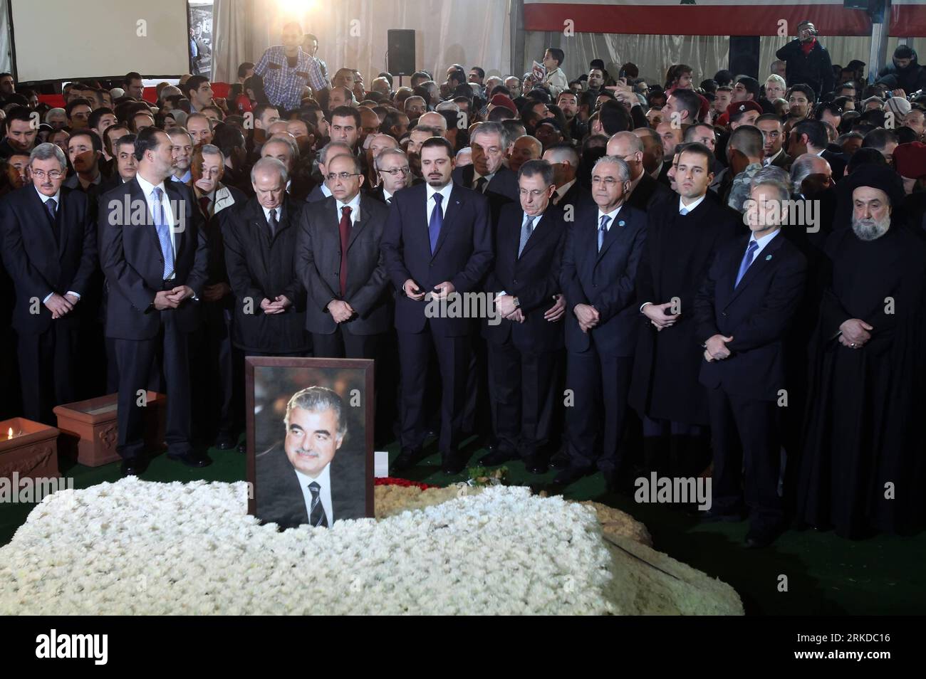 Bildnummer: 54908991 Datum: 14.02.2011 Copyright: imago/Xinhua (110214) -- BEIRUT, 14. Februar 2011 (Xinhua) -- libanesischer Hausmeister Premierminister Saad Hariri (Front C) betet zusammen mit anderen Beamten, während sie am Grab von Saad Hariris Vater, dem ehemaligen Premierminister Rafiq Hariri, Respekt zollen, während einer Zeremonie anlässlich des sechsten Todestages auf dem Märtyrerplatz in der Innenstadt von Beirut, der Hauptstadt des Libanon, am 14. Februar 2011. Am 14. Februar 2005 wurde Hariri zusammen mit 22 anderen bei einem Bombenanschlag in Beirut getötet. (Xinhua/Koka) (wjd) LEBANON-BEIRUT-RAFIQ HARIRI-ANNIVERSARY PUBLICATIONxNOTxINxCHN Po Stockfoto
