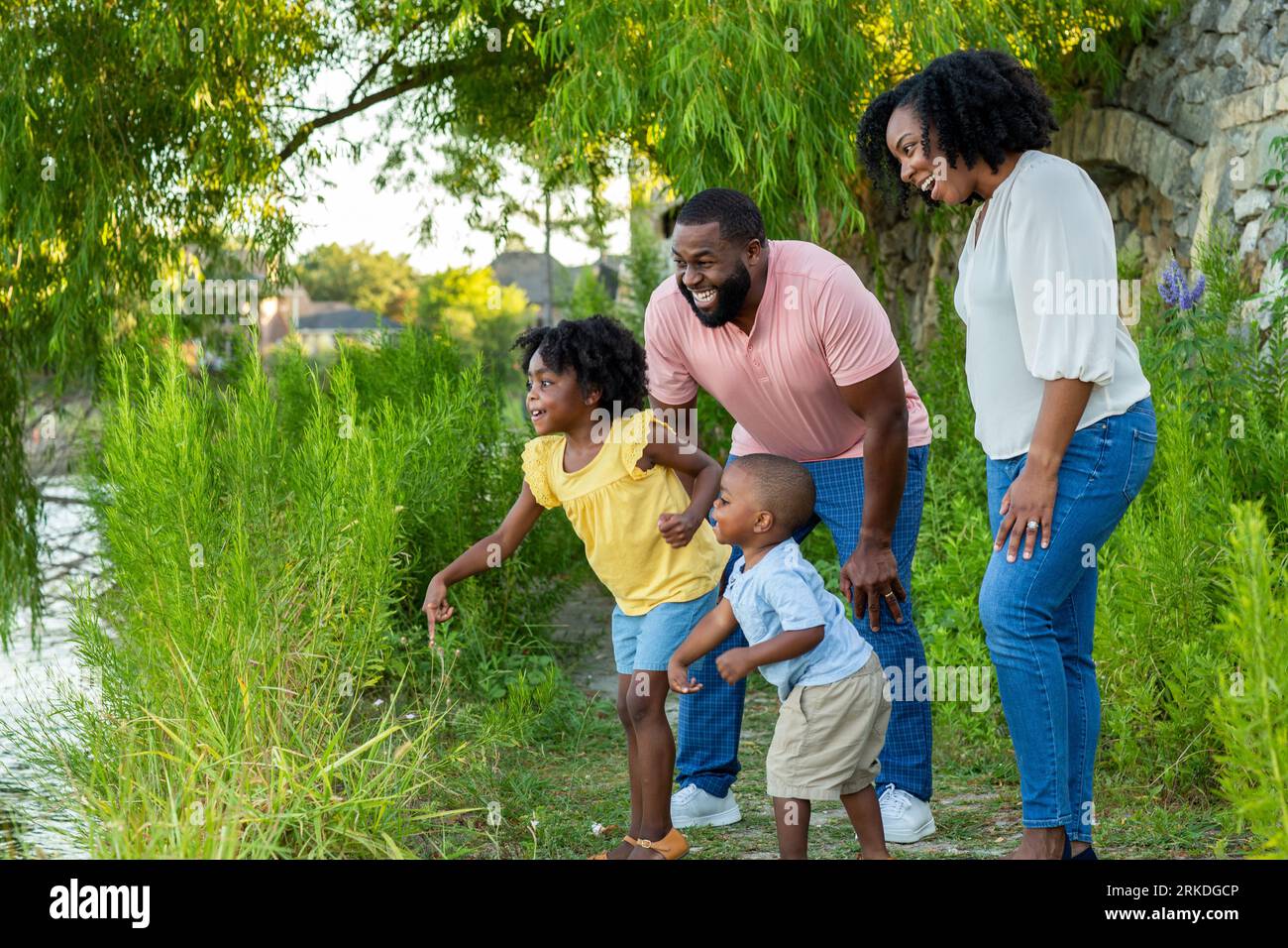 Afroamerikanische Familie am See. Stockfoto