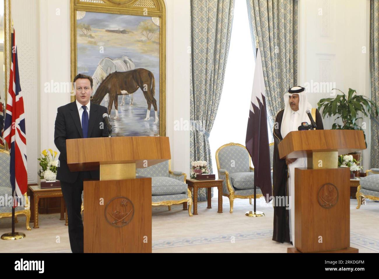 Bildnummer: 54946262 Datum: 23.02.2011 Copyright: imago/Xinhua DOHA, 23. Februar 2011 (Xinhua) -- der britische Premierminister David Cameron (L) und der katarische Premierminister und Außenminister Sheikh Hamad bin Jassim bin Jabor Al-Thani halten am 23. Februar 2011 eine gemeinsame Pressekonferenz in Doha, der Hauptstadt Katars. Der britische Premierminister ist auf einem zweitägigen offiziellen Besuch in Katar. (Xinhua/Maneesh Bakshi) (djj) QATAR-BRITAIN-PM-PRESS CONFERENCE PUBLICATIONxNOTxINxCHN People Politik kbdig xdp 2011 quer premiumd Bildnummer 54946262 Datum 23 02 2011 Copyright Imago XINHUA Doha 23. Februar 2011 XINHUA britischer Premierminister David Stockfoto