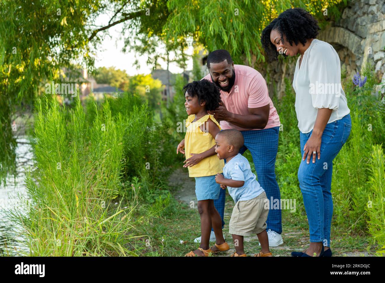 Afroamerikanische Familie am See. Stockfoto