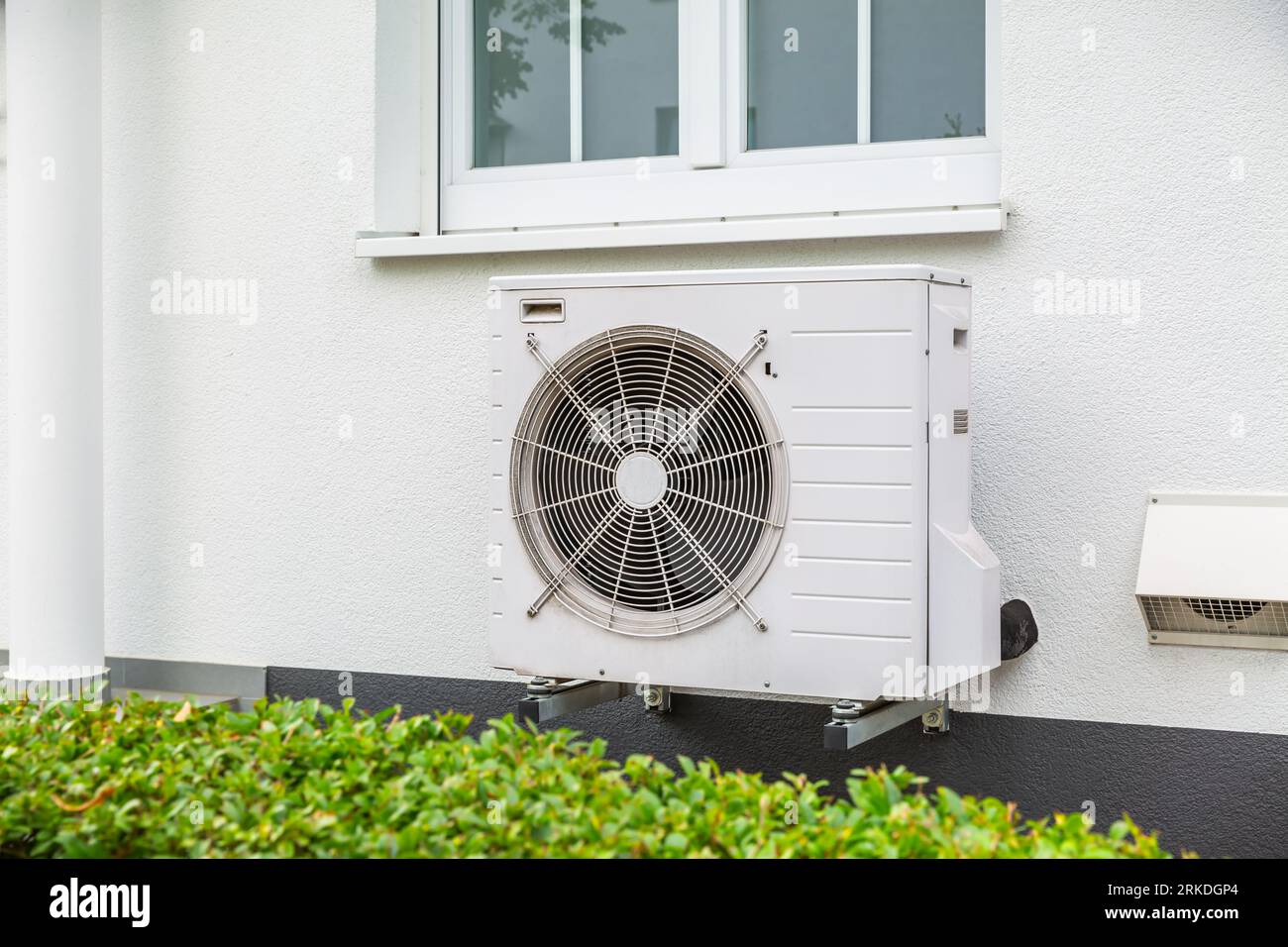Wärmepumpen aus Luftquellen außerhalb des Stadthauses, Konzept der Wärmepumpe für umweltfreundliche erneuerbare Energien Stockfoto