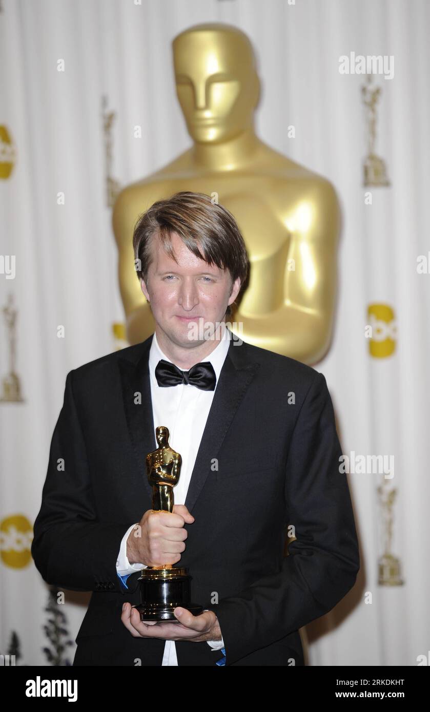 Bildnummer: 54963370 Datum: 27.02.2011 Copyright: imago/Xinhua HOLLYWOOD, 28. Februar 2011 (Xinhua) -- Tom Hooper hält die Trophäe, nachdem er die beste Regie bei den 83. Annual Academy Awards für seine Arbeit im Film The King s Speech im Kodak Theater in Hollywood, Kalifornien, USA, am 27. Februar 2011 gewonnen hat. (Xinhua/Qi Heng) (axy) US-HOLLYWOOD-OSCARS-GEWINNER PUBLICATIONxNOTxINxCHN Entertainment People Film Oscar Verleihung OSCARVERLEIHUNG Los Angeles Preisträger Trophäe Objekte Porträt kbdig xdp 2011 Highlight Erstaufführung o0 Beste Regie, Kings Bildnummer 54963370 Datum 27 02 Stockfoto