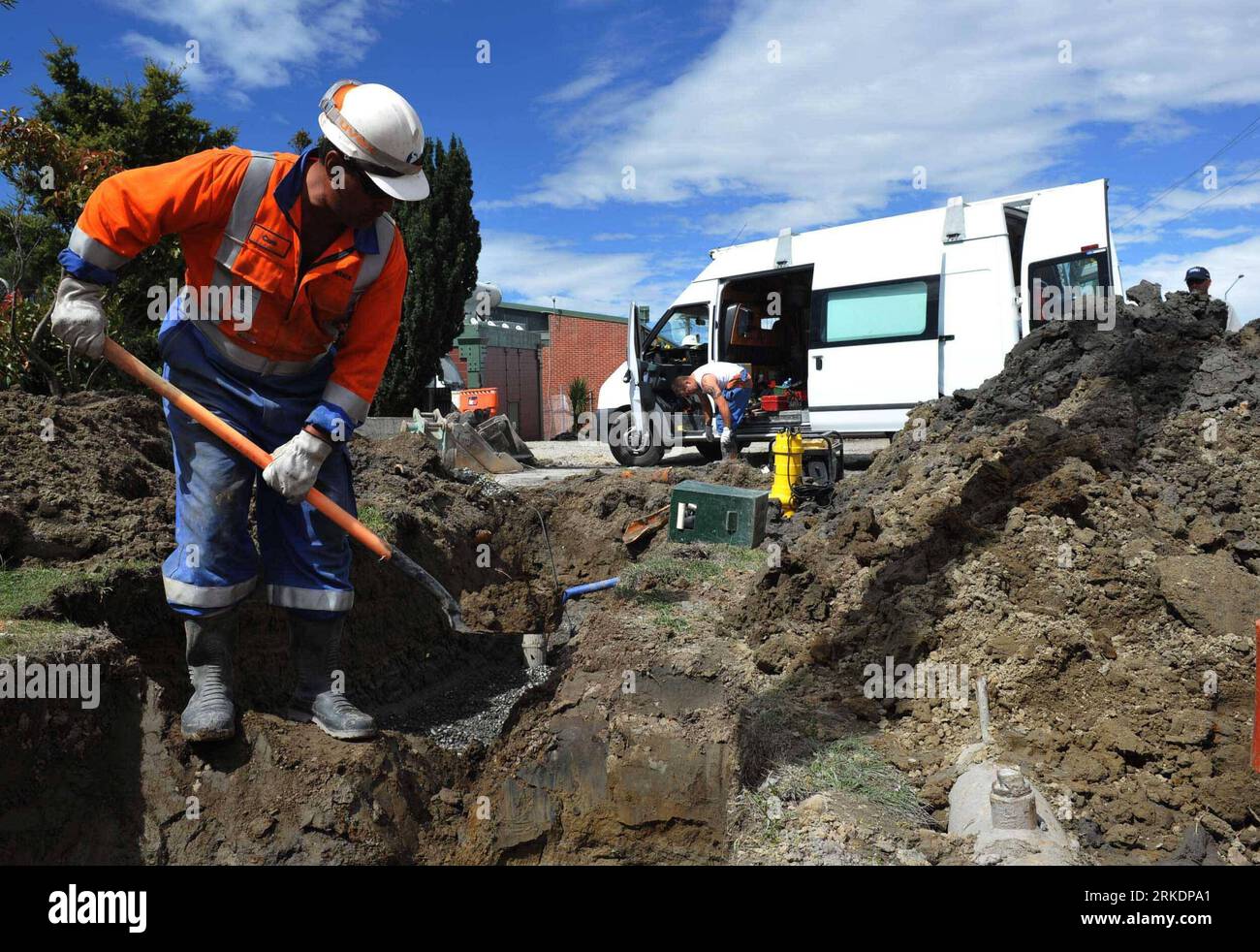 110305 -- CHRISTCHURCH, March 5, 2011 Xinhua -- People clean mud as they start rebuilding the hometown in Christchurch, New Zealand, March 5, 2011. Xinhua/Li Qiuchan cl NEW ZEALAND-CHRISTCHURCH-QUAKE-REBUILDING PUBLICATIONxNOTxINxCHN Stockfoto