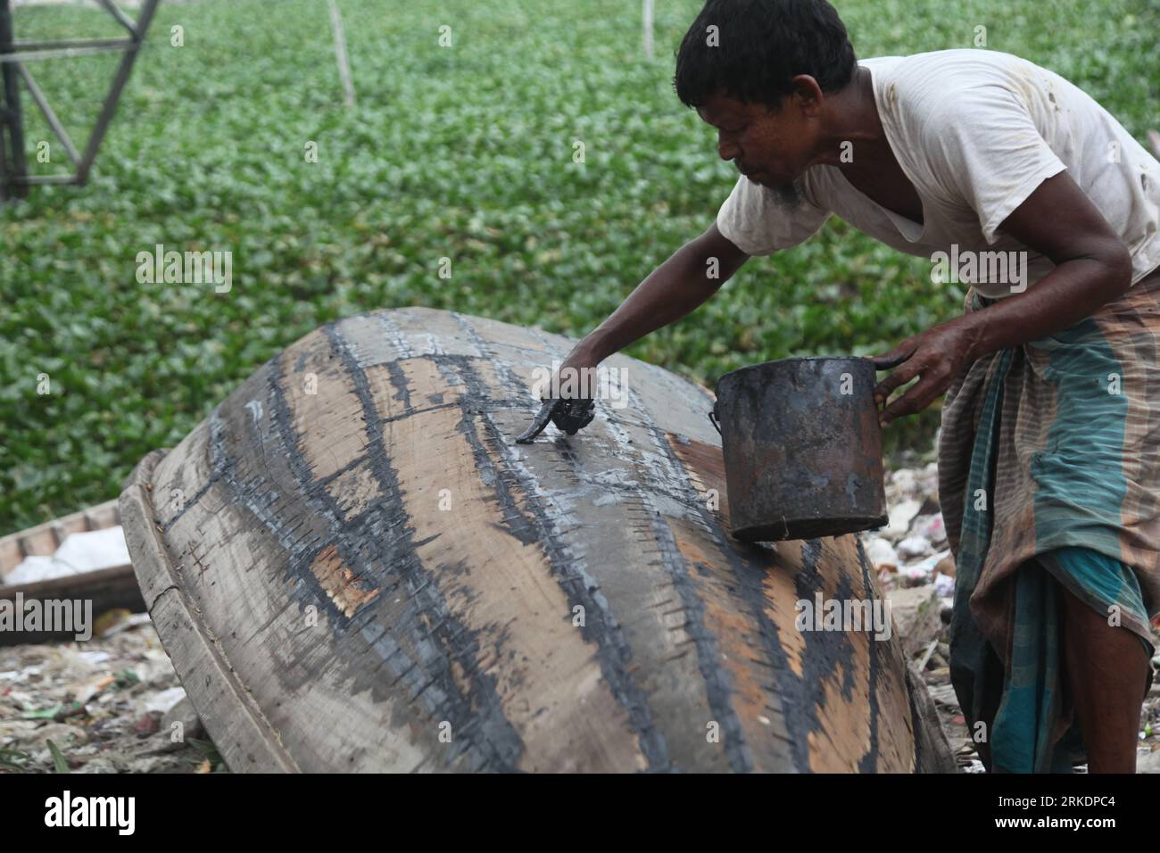 Dhaka Bangladesch 24. August 2023.Monsun kommt... Segler und Handwerker sind mit der Herstellung und Reparatur von Booten am Ufer des Buriganga-Flusses in Prep beschäftigt Stockfoto