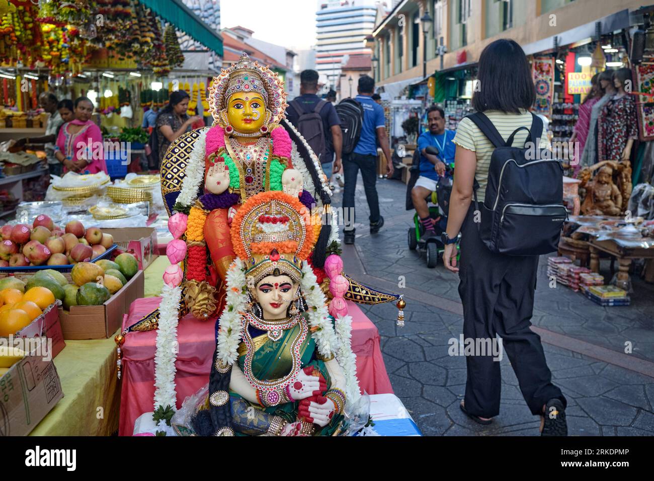 Blick auf die Campbell Lane in Little India, Singapur, einer Freiluft-Marktstraße mit Figuren von hinduistischen Gottheiten, Obst- und Souvenirständen Stockfoto