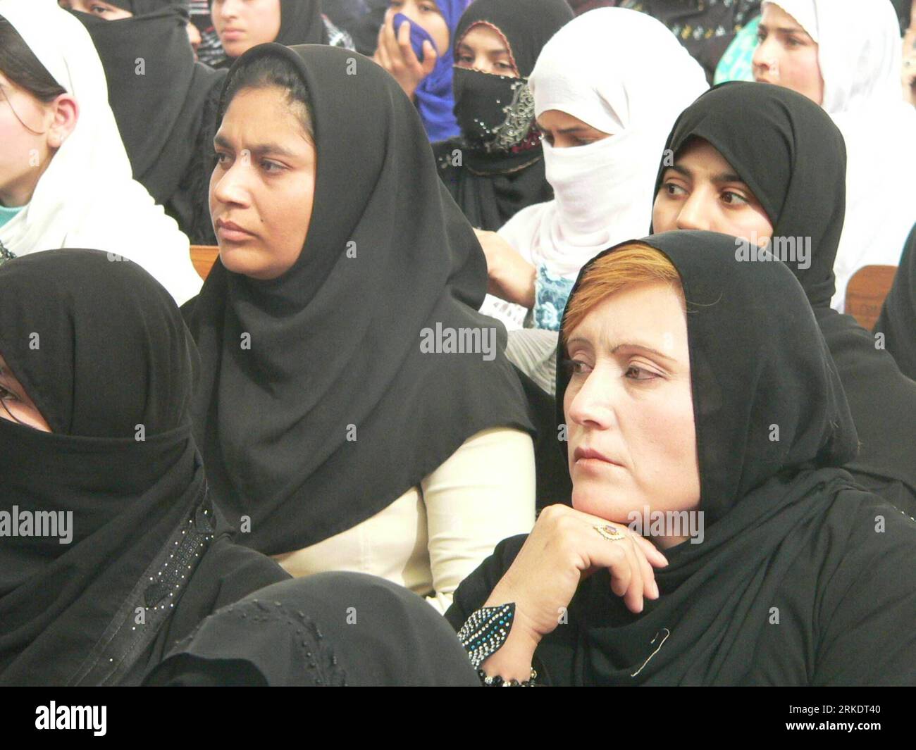 Bildnummer: 54997820 Datum: 08.03.2011 Copyright: imago/Xinhua (110308) -- KANDAHAR, 8. März 2011 (Xinhua) -- Frauen feierten den Internationalen Frauentag in Kandahar, der Hauptstadt der südlichen Provinz Kandahar in Afghanistan, am 8. März 2011. Afghanische Frauen feierten den Internationalen Frauentag in einer Zeremonie, in der auch die Abschlussfeier von rund 300 Studenten gefeiert wird, die hauptsächlich aus jungen afghanischen Mädchen bestehen. Im Afghan Canada Center (ACC) lernten sie Englisch, Wirtschaft und Informatik. (Xinhua/Zalamy) (zf) AFGHANISTAN-KANDAHAR-INTERNATIONAL WOMEN S DAY PUBLICATIONxNOTxINxC Stockfoto
