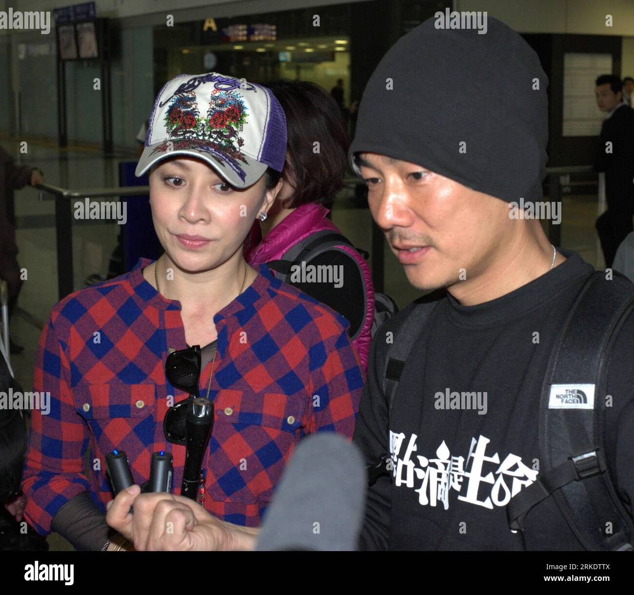 Bildnummer: 55005896 Datum: 09.03.2011 Copyright: imago/Xinhua (110309) -- HONG KONG, 9. März 2011 (Xinhua) -- HONG Kong Schauspielerin Carina Lau (L) und taiwanesische Sängerin Richie Jen (R) geben ein Interview mit Medien in Hong Kong, Südchina, 9. März 2011. Lau und Jen kamen am Mittwoch nach Hongkong zurück, nachdem sie in den abgelegenen wasserarmen Gebieten in der nordwestchinesischen Provinz Gansu eine Wohltätigkeitsgruppe aus Hongkong besucht hatten, die in den letzten Jahren den wasserarmen Gebieten auf dem chinesischen Festland beim Bau von Wasserkellern half. (Xinhua/Yao Hongliang) (llp) CHINA-HONG KONG-ACTORS-CHARITY (CN) PUBLICATIONxNOTxINxCHN People Film E Stockfoto