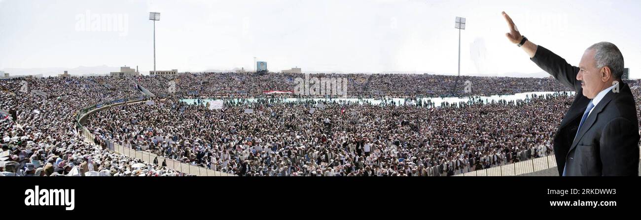 SANAA, 10. März 2011 (Xinhua) -- der jemenitische Präsident Ali Abdullah Saleh weht bei einer Konferenz über den nationalen Dialog in Sanaa, der Hauptstadt des Jemen, am 10. März 2011. Saleh startete am Donnerstag eine neue Vermittlungsinitiative, die versprach, in diesem Jahr ein Referendum über die Verfassung einschließlich eines neuen Wahlgesetzes abzuhalten, um die Übertragung der Macht an das parlament vorzubereiten. (Xinhua) (wjd) JEMEN-PRÄSIDENT SALEH-REDE PUBLICATIONxNOTxINxCHN Stockfoto