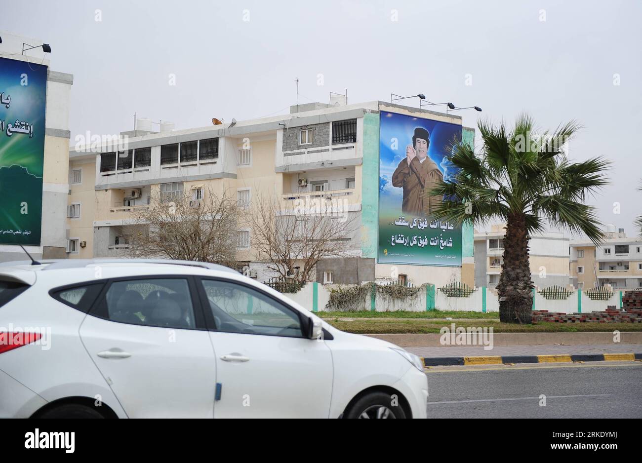 Bildnummer: 55019345 Datum: 12.03.2011 Copyright: imago/Xinhua TRIPOLI, 13. März 2011 (Xinhua) -- Poster von xGaddafix sind am 12. März 2011 in der Straße von Tripoli, der Hauptstadt Libyens, zu sehen. Die Arabische Liga appellierte am Samstag an den Sicherheitsrat der Vereinten Nationen, Libyen eine Flugverbotszone aufzuerlegen, um Zivilisten vor weiteren Luftangriffen durch xGaddafix-Truppen zu schützen. (Xinhua/Yang Guang) (lr) LIBYEN-TRIPOLI-ARABISCHE LIGA-UN-FLUGVERBOTSZONE PUBLICATIONxNOTxINxCHN Gesellschaft Politik Unruh Revolte Aufstand kbdig xsk 2011 quer o0 Personen xMuammarxGaddafix Gebäude Wohngebäude Plakat Total Stockfoto