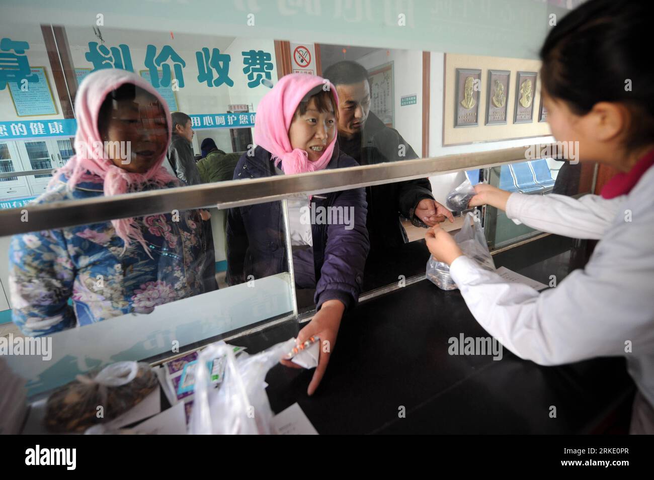 Bildnummer: 55029662 Datum: 15.03.2011 Copyright: imago/Xinhua (110315) -- GANSU, 15. März 2011 (Xinhua) -- Patienten haben ein Rezept für chinesische Kräutermedizin, das in einem Gemeindekrankenhaus des Bezirks Liangzhou in Wuwei, Provinz Gansu im Nordwesten Chinas, am 14. März 2011 ausgefüllt wurde. Die Therapie der traditionellen chinesischen Medizin ist beliebt im Bezirk Liangzhou mit mehr als 1.200 chinesischen Medizinärzten, die Dienstleistungen in den Krankenhäusern aller Ebenen anbieten. Leiden Sie an häufigen Krankheiten und häufig auftretenden Krankheiten sind berechtigt, weniger zu zahlen, wenn Sie sich für die traditionelle chinesische Medizin Therapie entscheiden Stockfoto