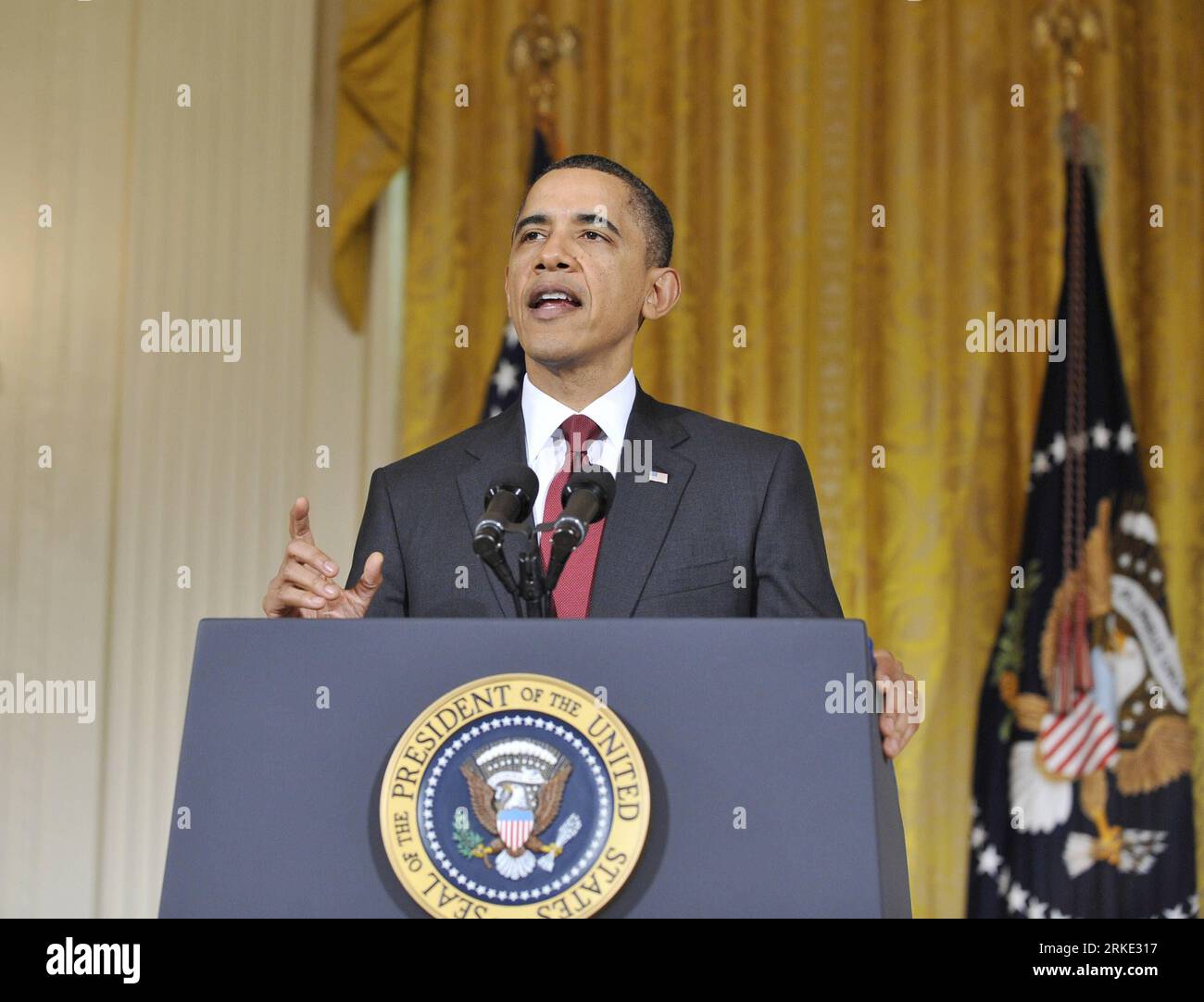 Bildnummer: 55043898 Datum: 18.03.2011 Copyright: imago/Xinhua (110318) -- WASHINGTON, 18. März 2011 (Xinhua) -- US-Präsident Barack Obama hält eine Rede vor der Presse über die Situation in Libyen im East Room des Weißen Hauses in Washington D.C., Hauptstadt der Vereinigten Staaten, 18. März 2011. Obama hat am Freitag explizit die Entsendung von Bodentruppen nach Libyen ausgeschlossen, da die USA als Teil einer internationalen Koalition agieren werden, wenn der libysche Führer xMuammarxGaddafix die UN-Resolution nicht einhält. (Xinhua/Zhang Jun) (wjd) US-LIBYEN-OBAMA-SITUATION-SPEECH PUBLICATIONxNOTxINxCHN People Stockfoto