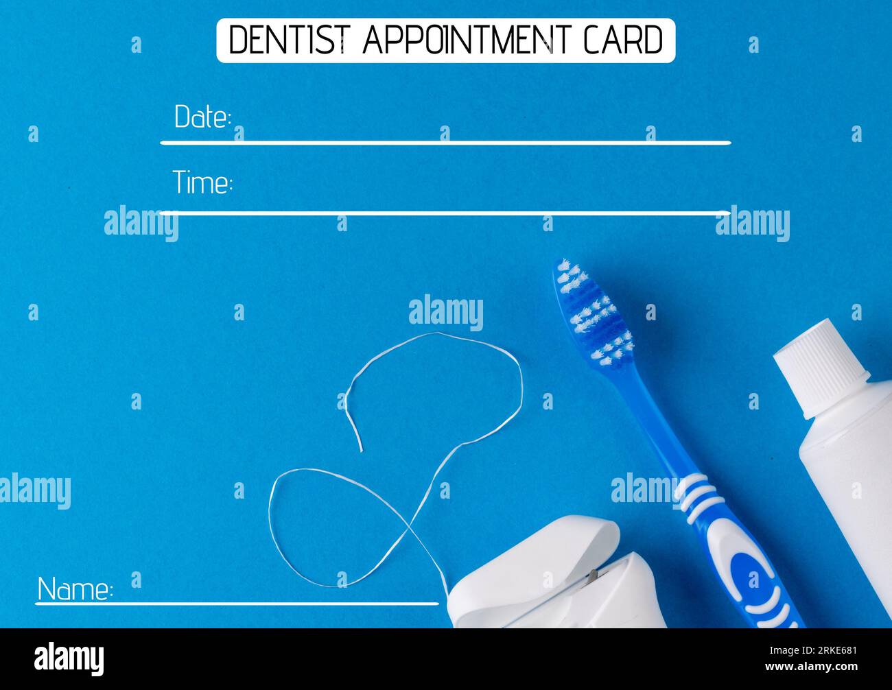 Komposit aus Zahnarzt-Terminkarte mit Name, Datum, Uhrzeit über Zahnbürste, Zahnpasta, Zahnseide Stockfoto
