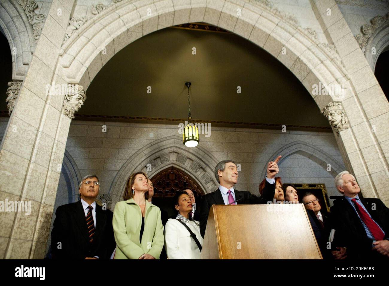 Bildnummer: 55057242 Datum: 23.03.2011 Copyright: imago/Xinhua (110323) -- OTTAWA, 23. März 2011 (Xinhua) -- der Führer der Liberalen in Kanada, Michael Ignatieff, spricht am 23. März 2011 im Unterhaus auf dem Parliament Hill in Ottawa, Ontario, Kanada. Kanadas Premierminister Stephen Harper forderte die Oppositionsparteien auf, den Haushalt 2011 zu unterstützen und unnötige Bundestagswahlen während einer Pressekonferenz im Foyer des Unterhauses am Mittwoch zu vermeiden. Harpers Berufung wird jedoch von drei führenden Oppositionsführern abgelehnt, was wahrscheinlich zu einer Bundestagswahl im Frühjahr führt. (Xin Stockfoto