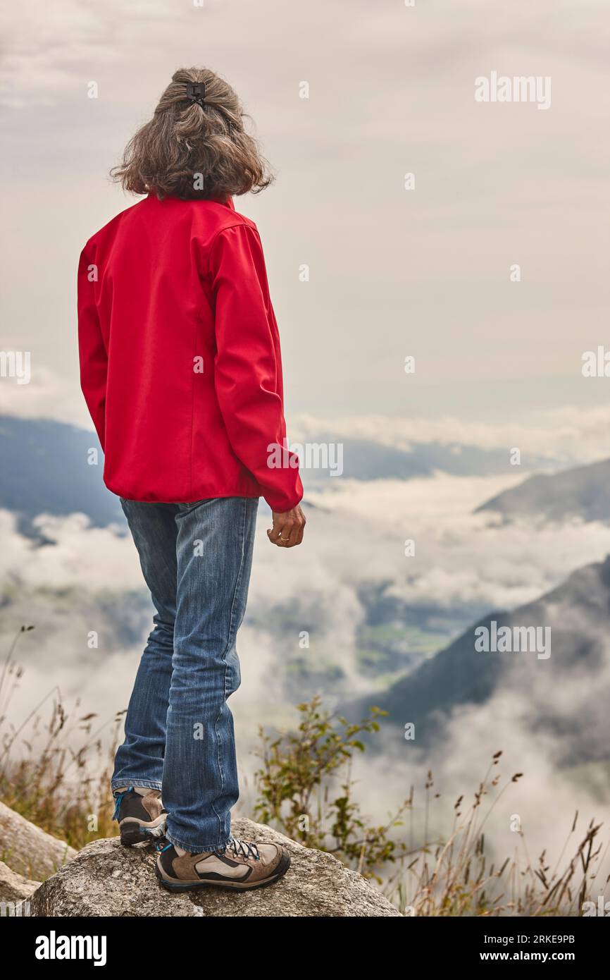 Eine Frau, die das bedeckte Tal im Salzburger Land betrachtet. Österreich Stockfoto