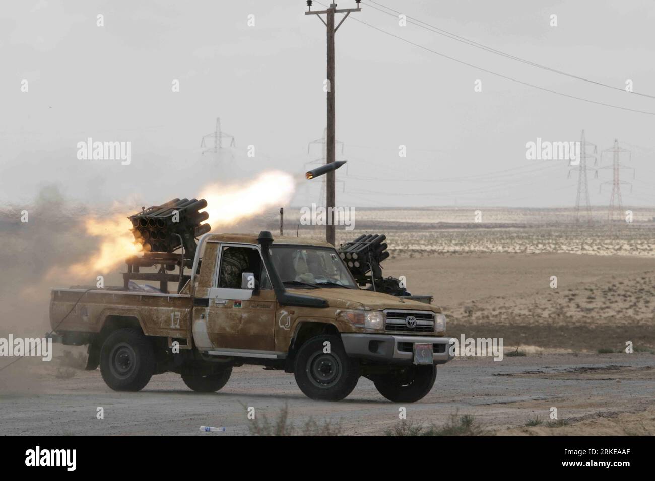 Bildnummer: 55162095 Datum: 31.03.2011 Copyright: imago/Xinhua AJDABIYA, 31. März 2011 (Xinhua) -- libysche Rebellen schießen auf der Straße zwischen Ajdabiyah und Brega mit einer Feuerrakete auf der Straße zwischen Ajdabiyah und Brega, als Truppen, die xMuammarxGaddafix treu waren, am 31. März 2011 drohten, sie von strategischen Ölraffinerien im Osten Libyens zu vertreiben. Die Rebellen, die sich am Donnerstag vor Brega versammelten, sagten, dass ihre Streitkräfte immer noch gegen xMuammarxGaddafixes Truppen kämpfen, um die Kontrolle über die Ölstadt Ostlibyen zu erlangen. (Xinhua/Nasser Nouri) (msq) LIBYA-AJDABIYA-REBELS PUBLICATIONxNOTxINxCHN Politik Libyen Krieg Konflikt Unruh Aufstand Revolte Rebe Stockfoto