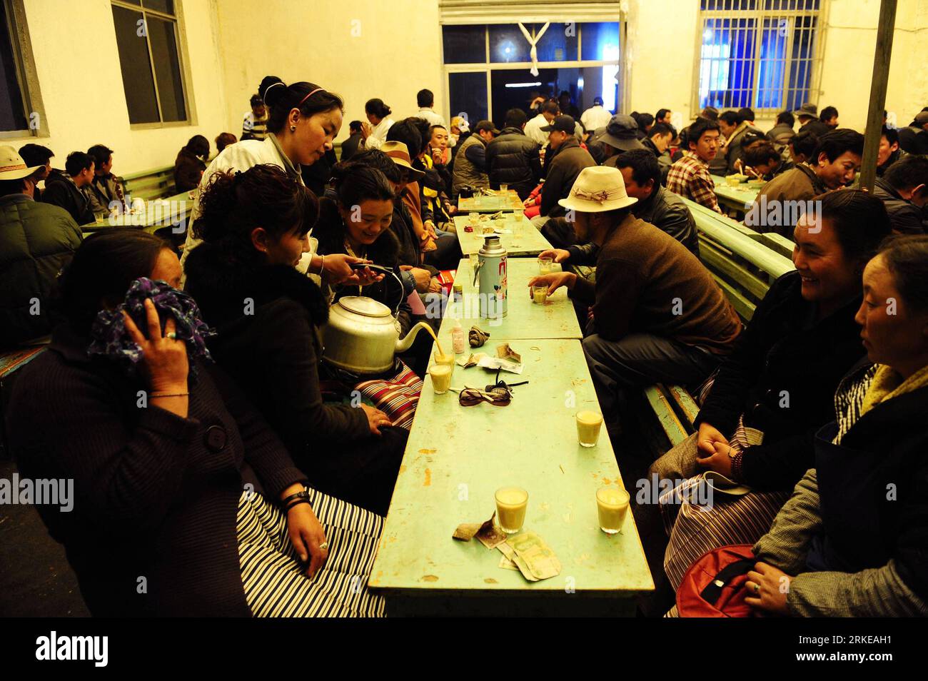 Bildnummer: 55178930 Datum: 31.03.2011 Copyright: imago/Xinhua (110331) -- LHASA, 31. März 2011 Xinhua) -- Tibetische sitzen, um süßen Tee zu trinken, während eine Kellnerin eine Tasse Tee in einem Teehaus in Lhasa, der autonomen Region Tibet im Südwesten Chinas, füllt, 31. März 2011. Als Teil der tibetischen Kultur war der süße Tee in einem Teehaus für viele Einheimische ein unverzichtbarer Lebensstil. Tibetischer Süßtee, der aus dem britischen Schwarztee stammt, wird erstmals im 19. Jahrhundert von den Engländern nach Tibet gebracht. Der traditionelle tibetische Süßtee enthält nur Milch, schwarzen Tee und Zucker. (Xinhua/Jiang Hongjing) (lfj Stockfoto
