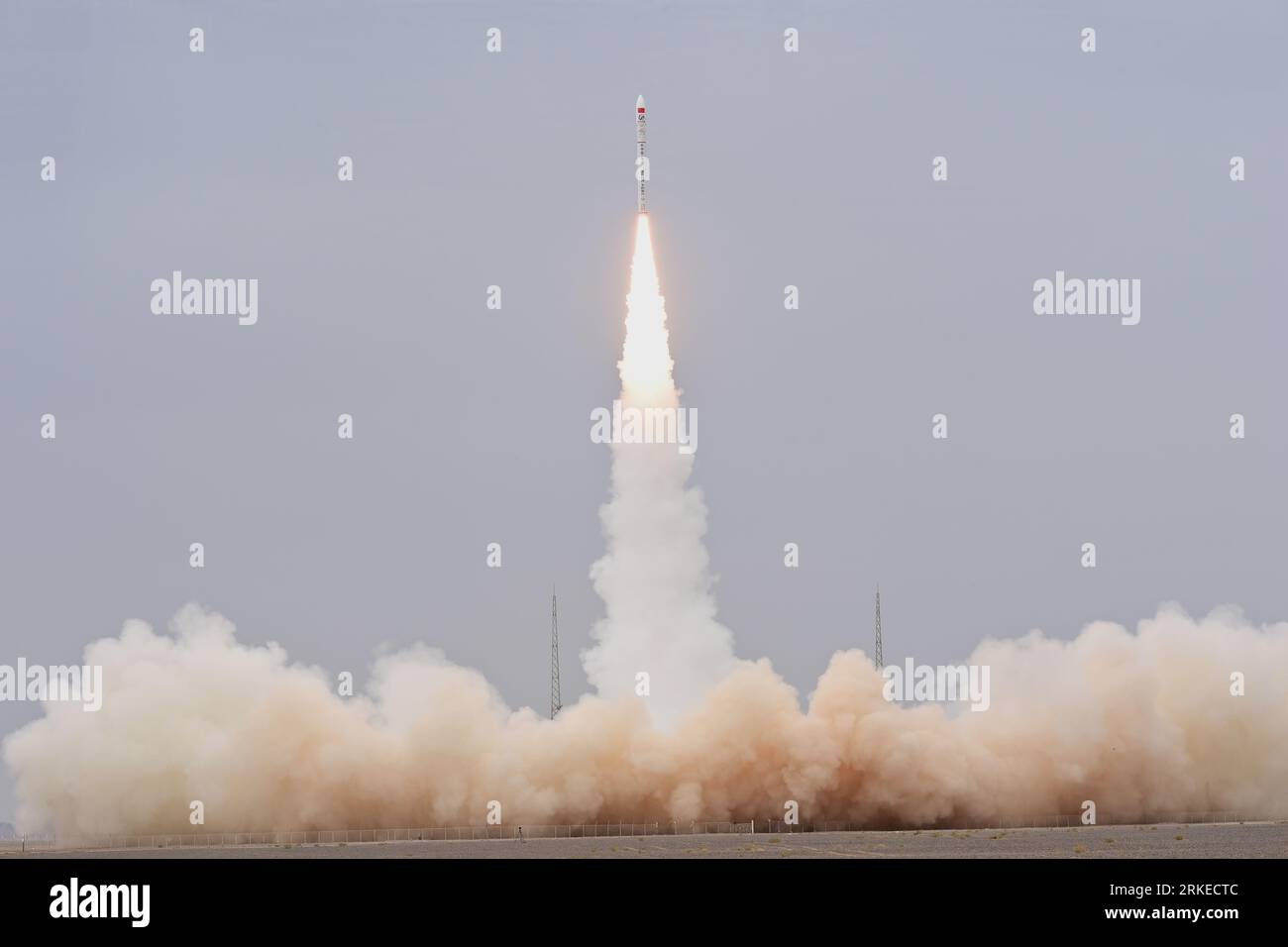 Jiuquan. 25. August 2023. Die Trägerrakete CERES-1 Y8 mit dem Satelliten Jilin-1 Kuanfu 02A springt vom Jiuquan Satellite Launch Center im Nordwesten Chinas, 25. August 2023, ab. Die kommerzielle Rakete explodierte um 12:59 Uhr (Pekinger Zeit) vom Startplatz. Der Start war die 8. Flugmission der CERES-1-Raketenserie. Quelle: Wang Jiangbo/Xinhua/Alamy Live News Stockfoto