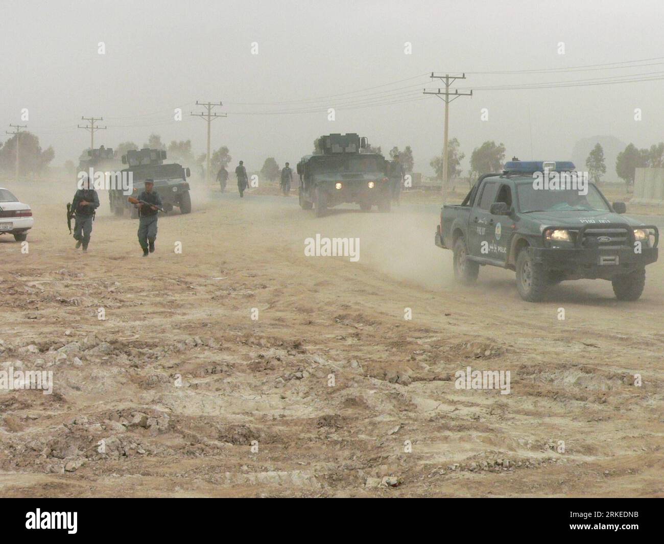 Bildnummer: 55243875 Datum: 07.04.2011 Copyright: imago/Xinhua (110407) -- KANDAHAR, 7. April 2011 (Xinhua) -- Polizisten versammeln sich am Angriffsort in Kandahar, Afghanistan, 7. April 2011. Die Militanten greifen am Donnerstag eine Polizeibehörde in Kandahar an, töteten neun Personen, darunter drei Angreifer, und verwundeten zwölf weitere, sagte der Provinzpolizeichef Khan Mohammad Mujahid. Die Taliban behaupteten, für den Angriff verantwortlich zu sein. (Xinhua/Zalamy) (lyi) AFGHANISTAN-KANDAHAR-TALIBAN-ATTACK PUBLICATIONxNOTxINxCHN Gesellschaft Angriff premiumd kbdig xsk 2011 quer o0 Polizeirevier, Terror, Terrorismus Stockfoto