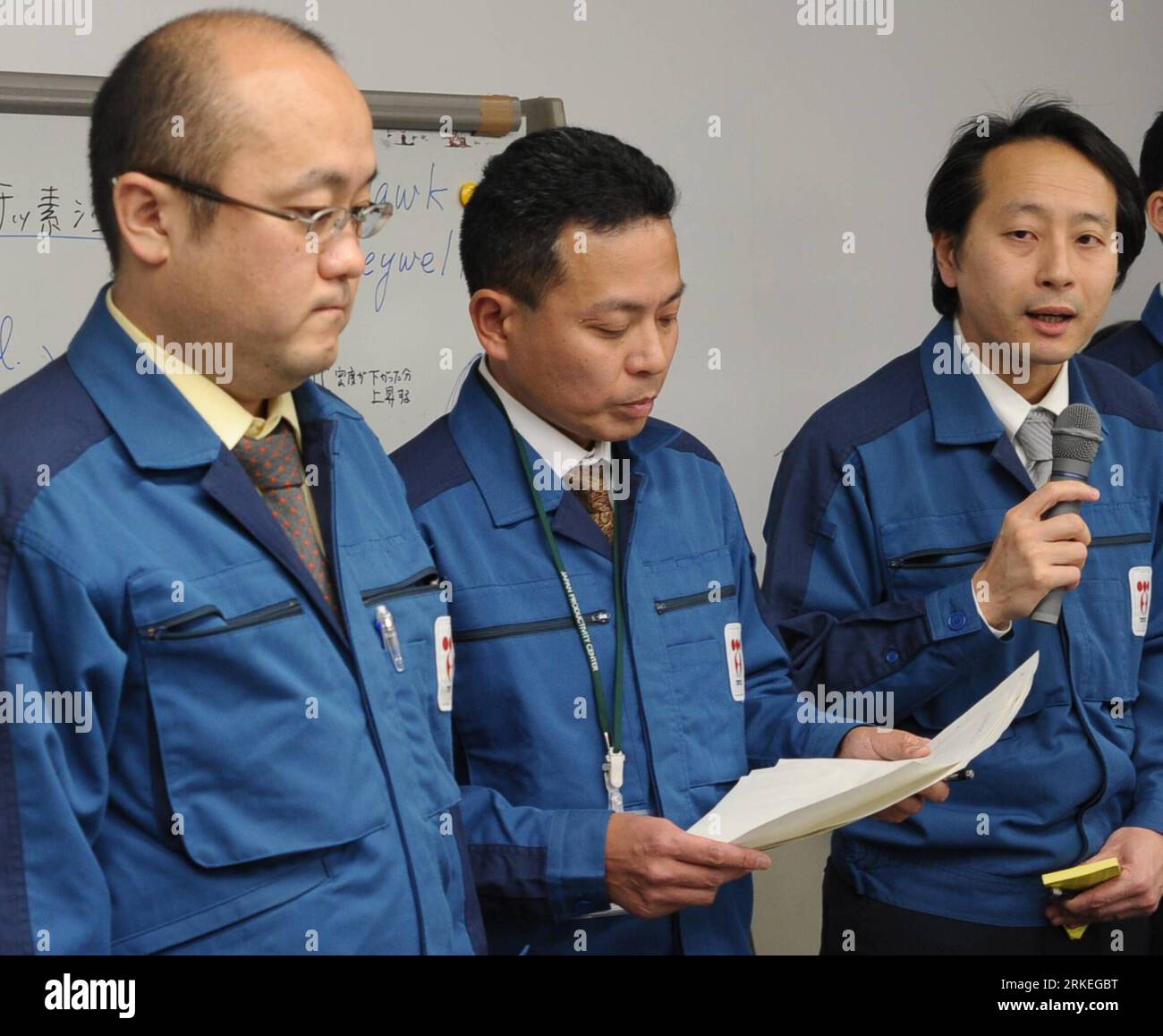 Bildnummer: 55253188 Datum: 11.04.2011 Copyright: imago/Xinhua (110411) -- TOKYO, 11. April 2011 (Xinhua) -- Tokyo Electric Power Co (TEPCO) Mitarbeiter Hikaru Kuroda (R) spricht während einer Pressekonferenz über die Situation im Kernkraftwerk Fukushima Daiichi am 11. April 2011 in Tokio. Ein Erdbeben der Magnitude 7 traf am Montag um 17:16 Uhr Ortszeit den östlichen und nordöstlichen Teil Japans, wodurch die externen Stromversorgungen in drei Reaktoren des Kernkraftwerks Fukushima Daiichi vorübergehend unterbrochen wurden und der Betrieb zum Aufsprühen von Wasser auf den abgebrannten Kernbrennstoffpool bei t eingestellt wurde Stockfoto