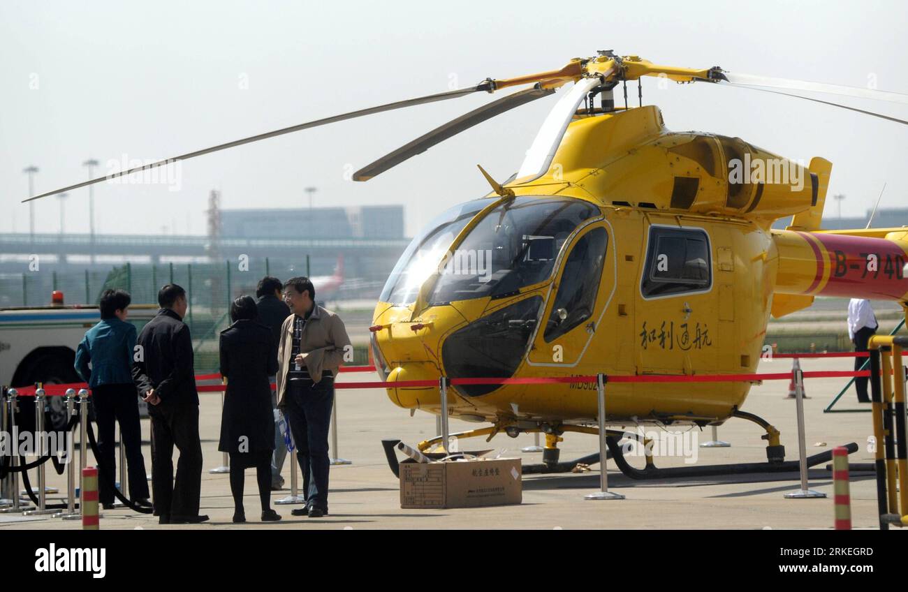 Bildnummer: 55255488  Datum: 12.04.2011  Copyright: imago/Xinhua (110412) -- SHANGHAI, April 12, 2011 (Xinhua) -- A luxurious business helicopter is seen at Shanghai Hongqiao Airport in Shanghai, April 12, 2011. The Shanghai International Business Aviation Show will be held here from April 13 to April 15, when 30 luxurious business jets will be displayed. (Xinhua) (lfj) CHINA-SHANGHAI-BUSINESS JET SHOW (CN) PUBLICATIONxNOTxINxCHN Wirtschaft kbdig xkg 2011 quer o0 Flughafen, Verkehr, Luftfahrt    Bildnummer 55255488 Date 12 04 2011 Copyright Imago XINHUA  Shanghai April 12 2011 XINHUA a Luxurio Stockfoto