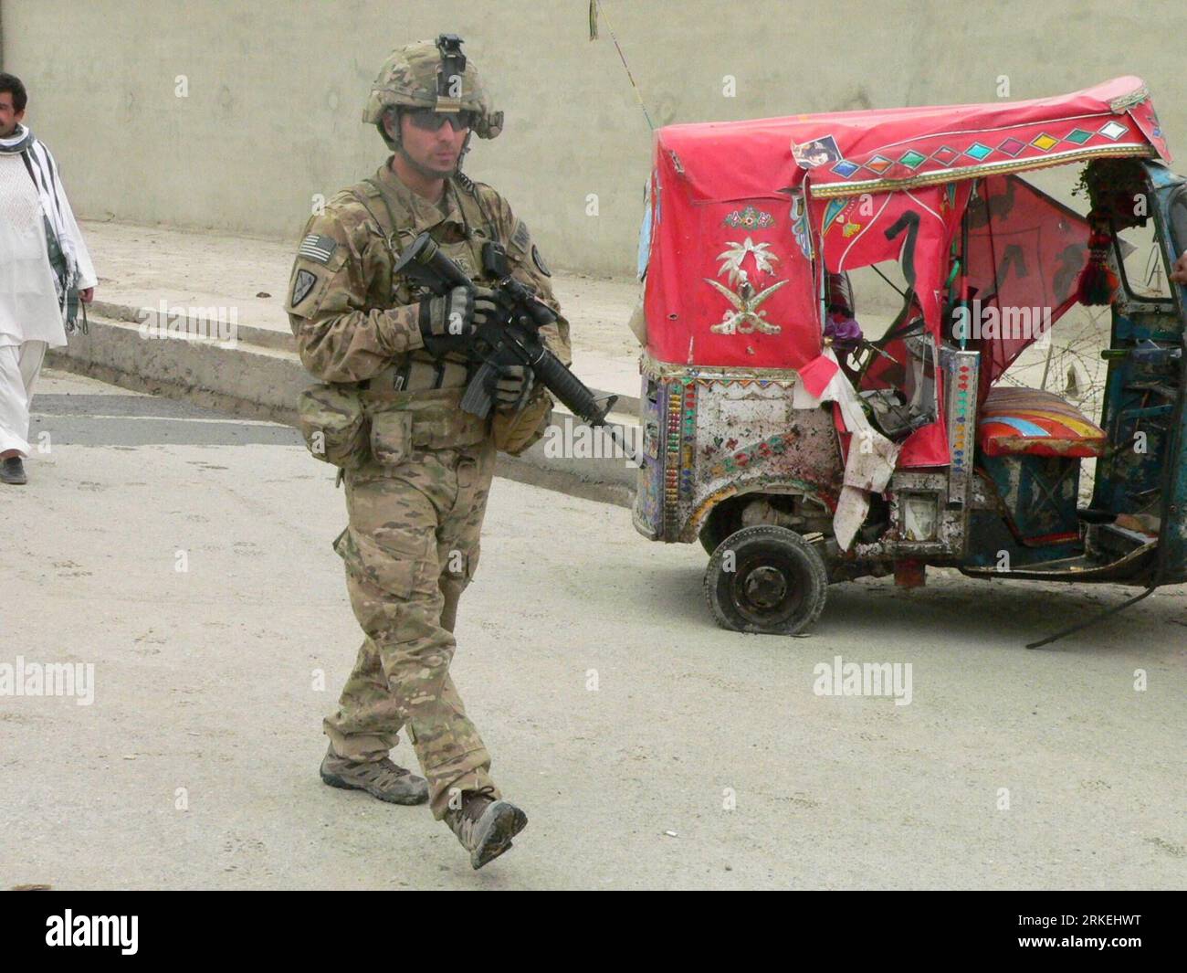 Bildnummer: 55261073 Datum: 14.04.2011 Copyright: imago/Xinhua (110414) -- KANDAHAR, 14. April 2011 (Xinhua) -- Ein NATO-Soldatenwächter an dem Ort, an dem ein Selbstmordanschlag in Kandahar, Afghanistan, am 14. April 2011 stattfand. Die afghanische Polizei schoss am Donnerstagmorgen einen Selbstmordattentäter und löste eine Explosion aus, bei der ein Zivilist in der Provinz Kandahar verletzt wurde, so eine Erklärung des Innenministeriums. (Xinhua/Zalamy) (yc) AFGHANISTAN-KANDAHAR-BLAST PUBLICATIONxNOTxINxCHN Gesellschaft Explosion Bombenanschlag kbdig xkg 2011 quer o0 Anschlag Selbstmordanschlag Bildnummer 55261073 Datum 14 04 2011 Cop Stockfoto