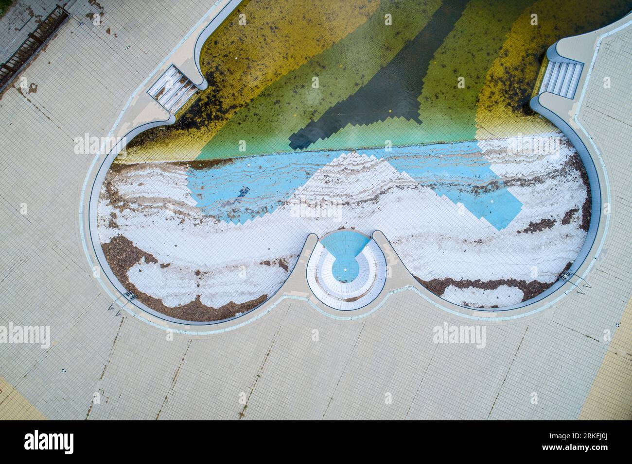 Luftaufnahme eines verlassenen Swimmingpools Stockfoto