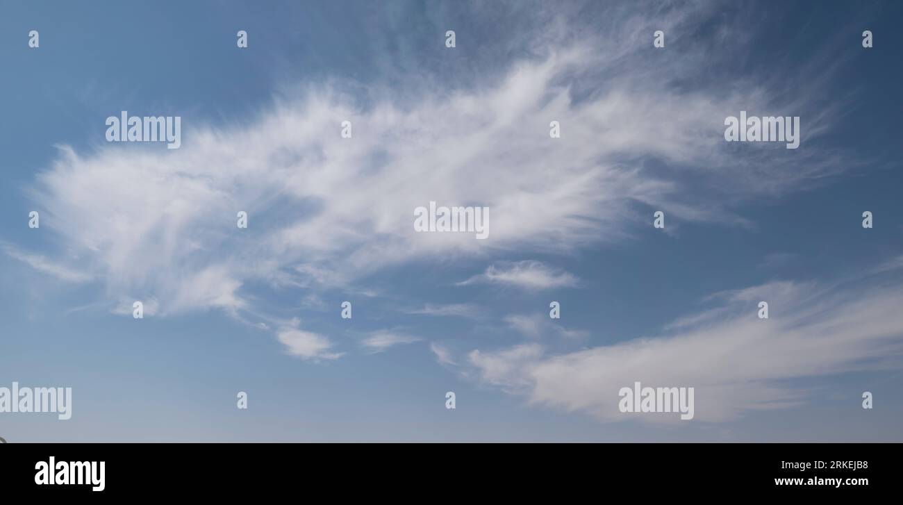 Ein fesselndes Foto fängt die Schönheit bewölkter Tage ein, wo die Leinwand des Himmels mit verschiedenen Wolkentönen geschmückt ist, was ein bezauberndes Spiel darstellt Stockfoto