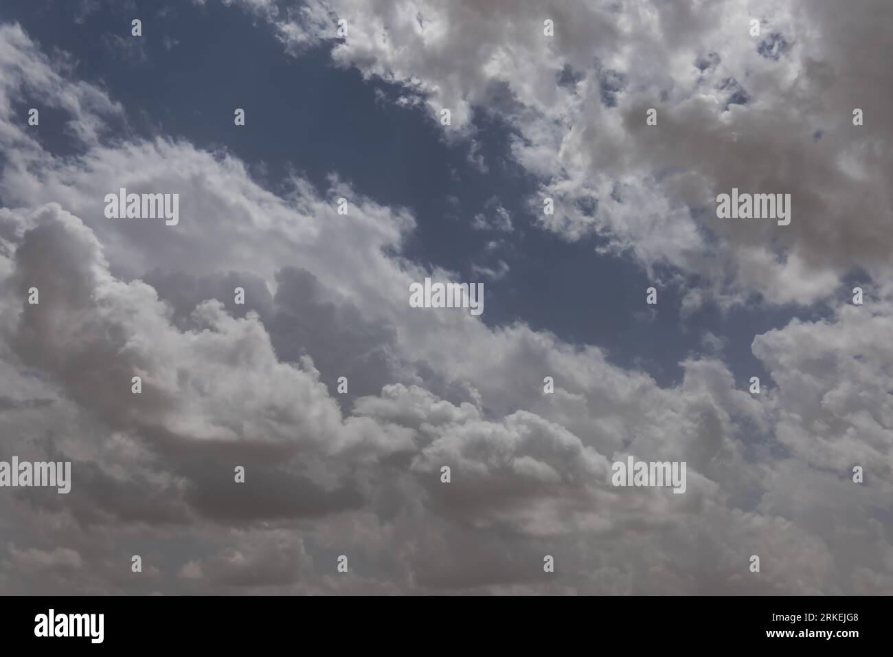 Ein fesselndes Foto fängt die Schönheit bewölkter Tage ein, wo die Leinwand des Himmels mit verschiedenen Wolkentönen geschmückt ist, was ein bezauberndes Spiel darstellt Stockfoto