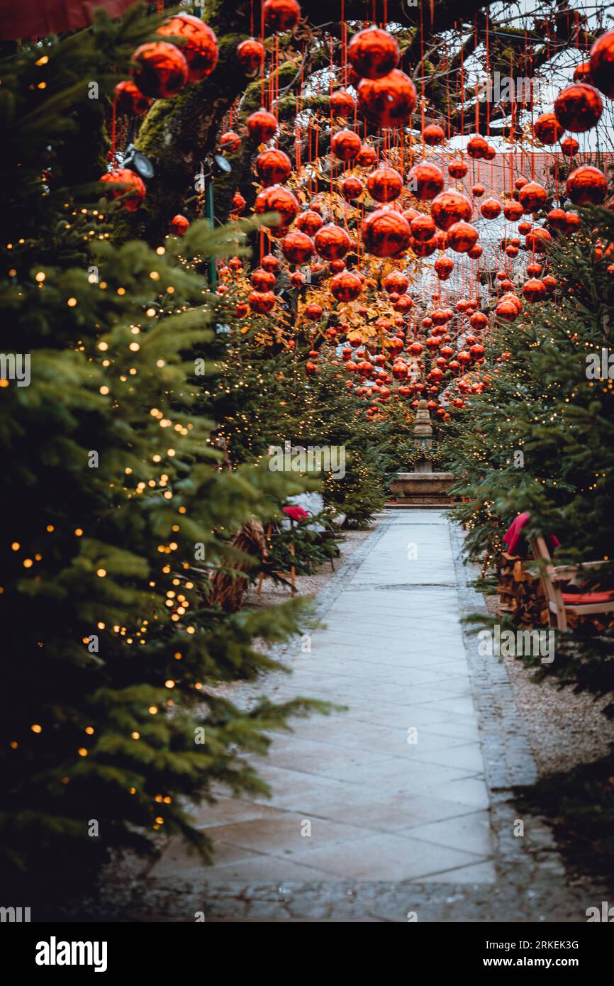 Fesselndes Weihnachtswunderland in Linz, Österreich. Rote Dekoration, glitzernde Lichter Stockfoto