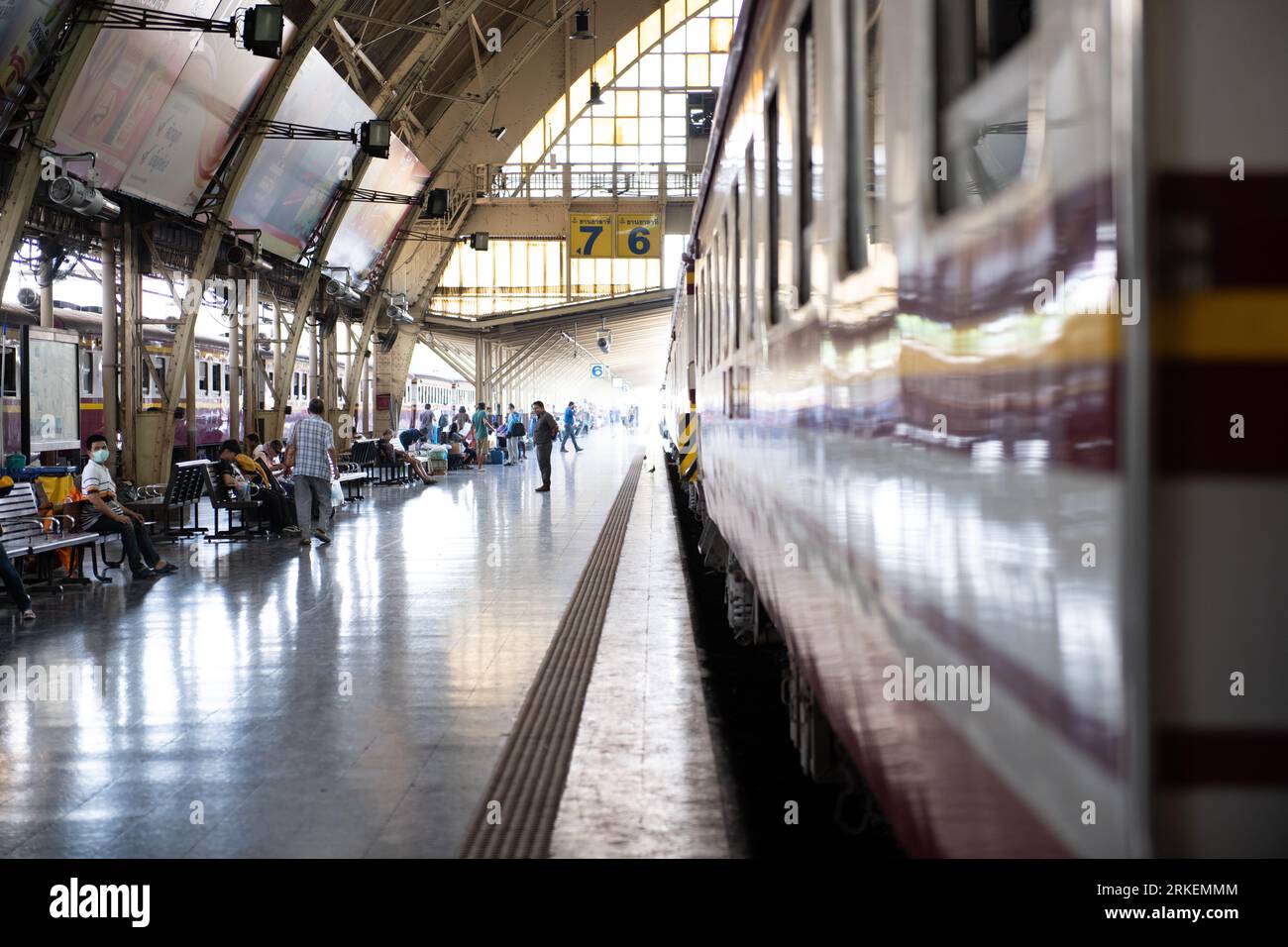 Bangkok, Thailand - 6. März 2020: Ein stationärer Zug am Bahnhof Bangkok. Stockfoto