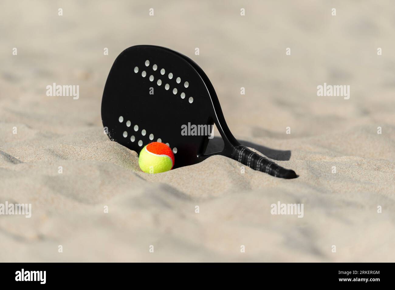 Schläger und Ball am Sandstrand. Sommersportkonzept. Horizontales Sport-Thema Poster, Grußkarten, Header, Website und App Stockfoto