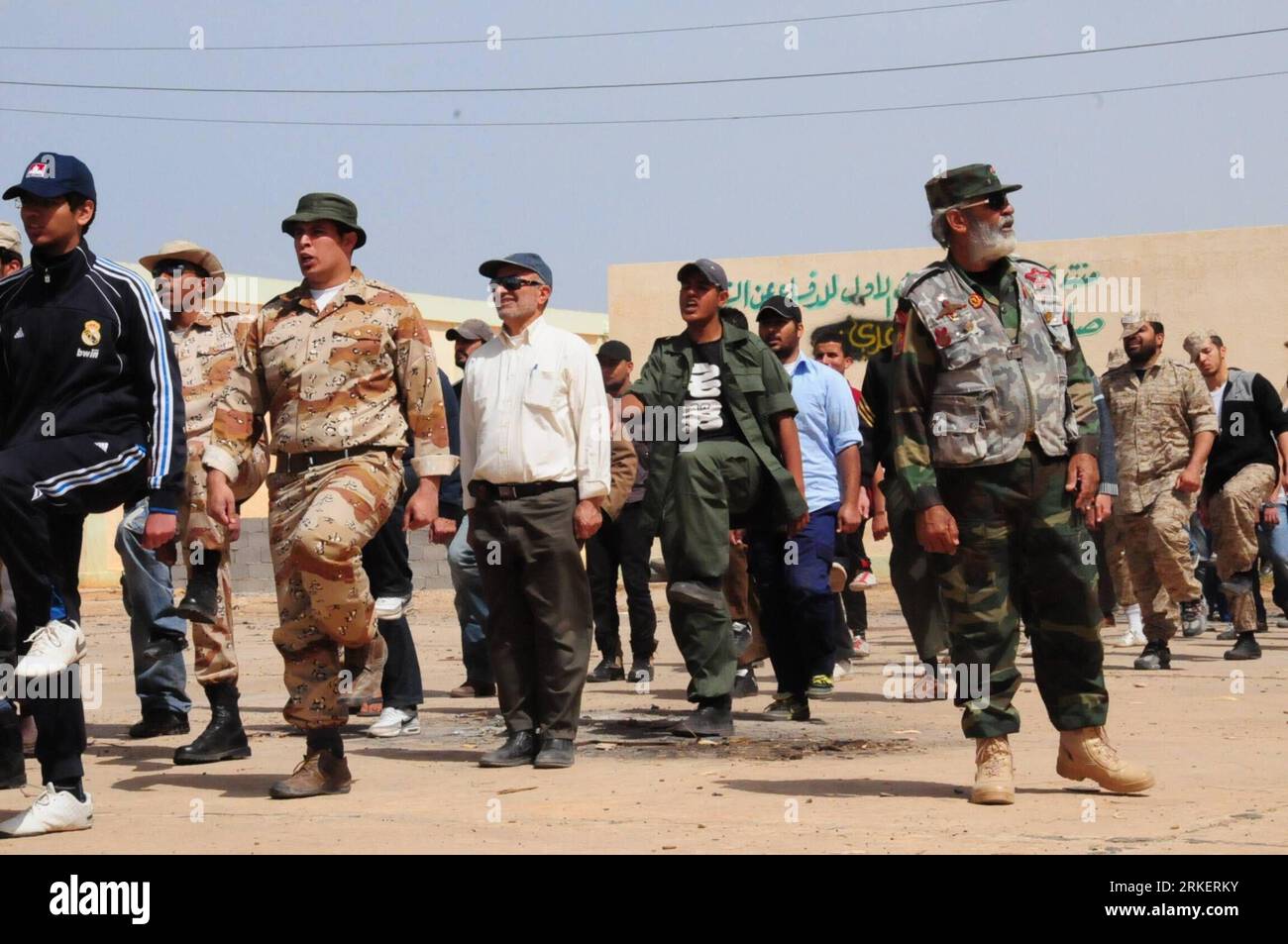 Bildnummer: 55286778  Datum: 25.04.2011  Copyright: imago/Xinhua (110425) -- BENGHAZI, April 25, 2011 (Xinhua) -- New recruits of rebel forces are trained at a boot camp near Benghazi, Libya, April 25, 2011. Some residents of eastern Libya attended the camp to learn basic combat skills. (Xinhua/Li Yuan) (xhn) LIBYA-BENGHAZI-BOOT CAMP PUBLICATIONxNOTxINxCHN Politik Krieg Bürgerkrieg Rebellen Rekruten Ausbildung premiumd kbdig xmk xo0x 2011 quer     Bildnummer 55286778 Date 25 04 2011 Copyright Imago XINHUA  Benghazi April 25 2011 XINHUA New recruits of Rebel Forces are trained AT a Boat Camp Ne Stockfoto