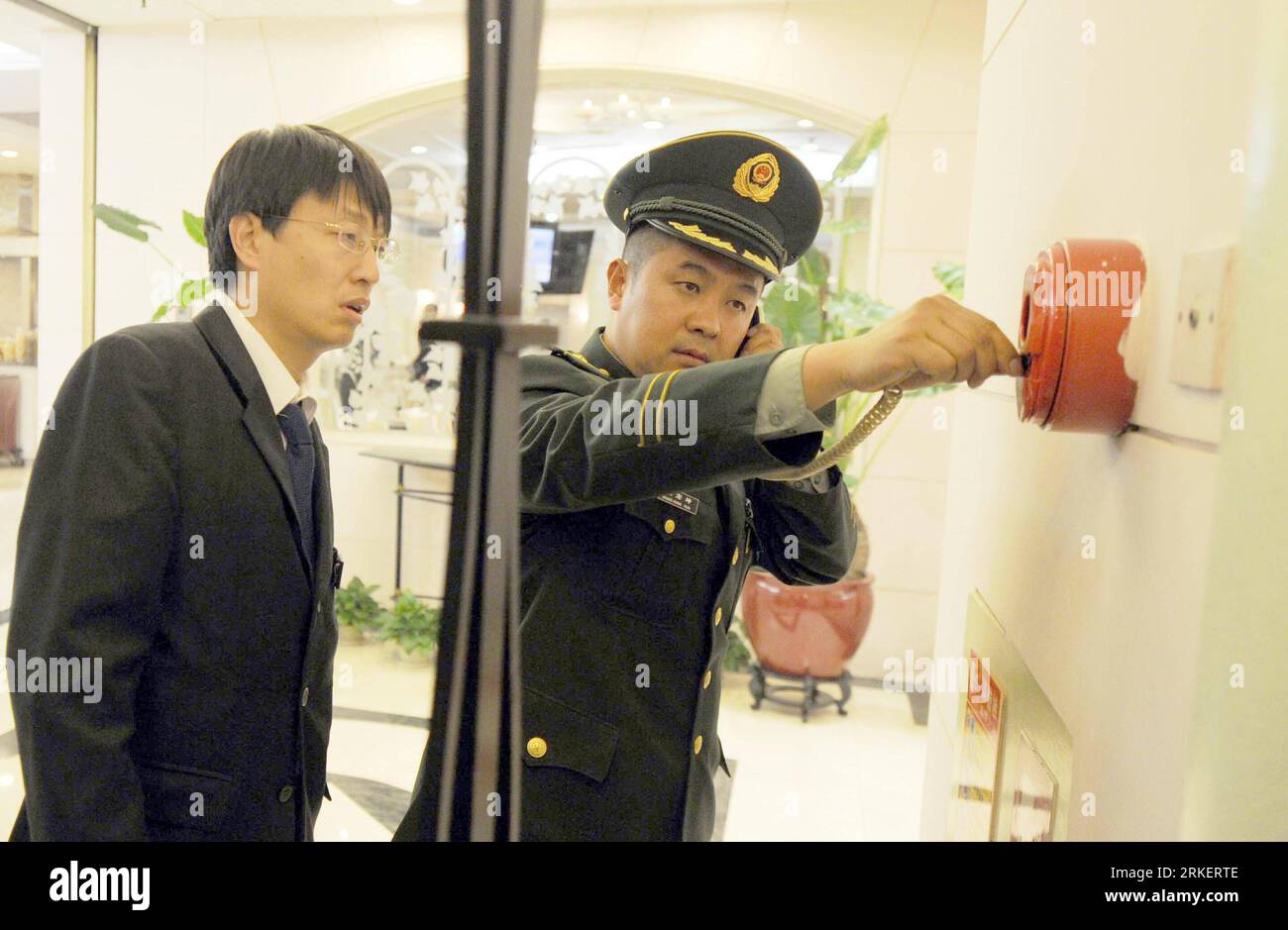 Bildnummer: 55287957 Datum: 25.04.2011 Copyright: imago/Xinhua (110425) -- PEKING, 25. April 2011 (Xinhua) -- Ein Mitglied einer Feuerwehr führt eine Überprüfung der Feuertelefonanlage während einer Sonderinspektion auf einem einkaufsplatz in Peking, Hauptstadt von China, am 25. April 2011 durch. Die Brandbekämpfungsbehörden führten am Montag eine Sonderinspektion durch, um Brandgefahren in ganz Peking zu beseitigen. Siebzehn Menschen wurden getötet und 25 weitere wurden am Montagmorgen in einem südlichen Pekinger Vorort bei dem tödlichsten Brand verletzt, den die chinesische Hauptstadt seit neun Jahren erlebt hat. (Xinhua/Li Wen) (ljh) CHINA-PEKING-BRANDSCHUTZINSPEKTION Stockfoto