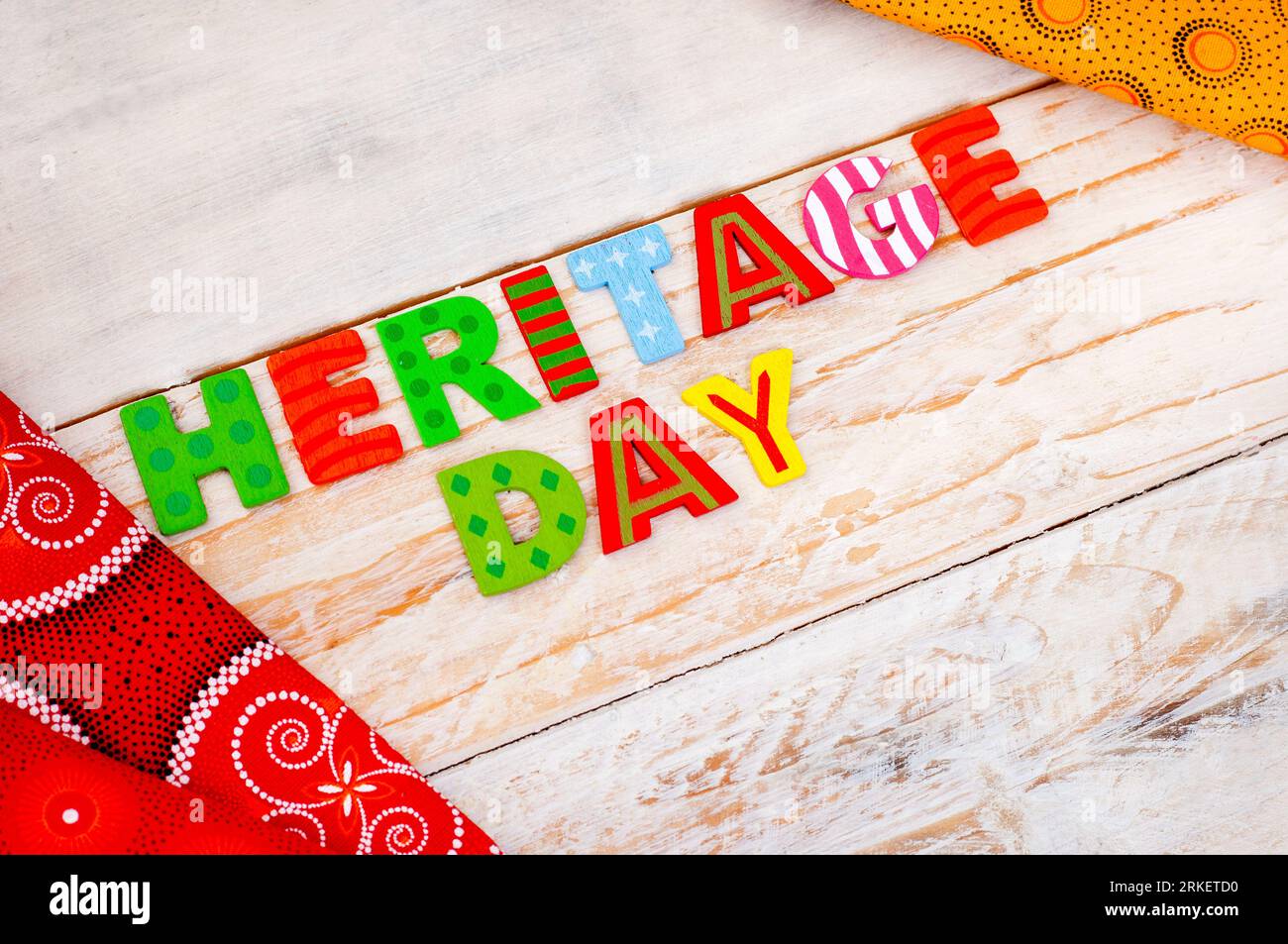 Heritage Day Südafrika, 24. September. Heritage Day in bunten Buchstaben mit ikonischem südafrikanischem bedrucktem Tuch Stockfoto Heritage Day Südafrika, 24. September. Heritage Day in bunten Buchstaben mit ikonischem südafrikanischem bedrucktem Tuch Stockfoto