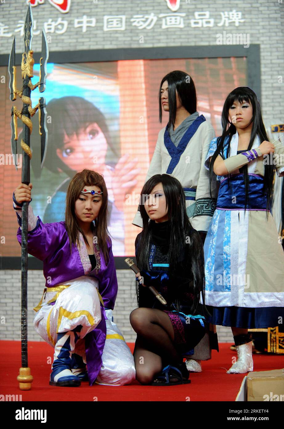 Bildnummer: 55298983 Datum: 28.04.2011 Copyright: imago/Xinhua (110428) -- HANGZHOU, 28. April 2011 (Xinhua) -- Performers Give a Cosplay Show at the China International Cartoon and Animation Festival in Hangzhou, Hauptstadt der ostchinesischen Provinz Zhejiang, 28. April 2011. Das China International Cartoon and Animation Festival (CICAF) 2011 wurde am Donnerstag in Hangzhou eröffnet und zog Besucher aus 54 Ländern und Regionen an, darunter die Vereinigten Staaten, Frankreich, Japan und Südkorea. Das Festival dauert bis zum 3. Mai. (Xinhua/Xu Yu) (llp) CHINA-HANGZHOU-CARTOON UND ANIMATION FESTIVAL-OPENING (CN) PUBL Stockfoto