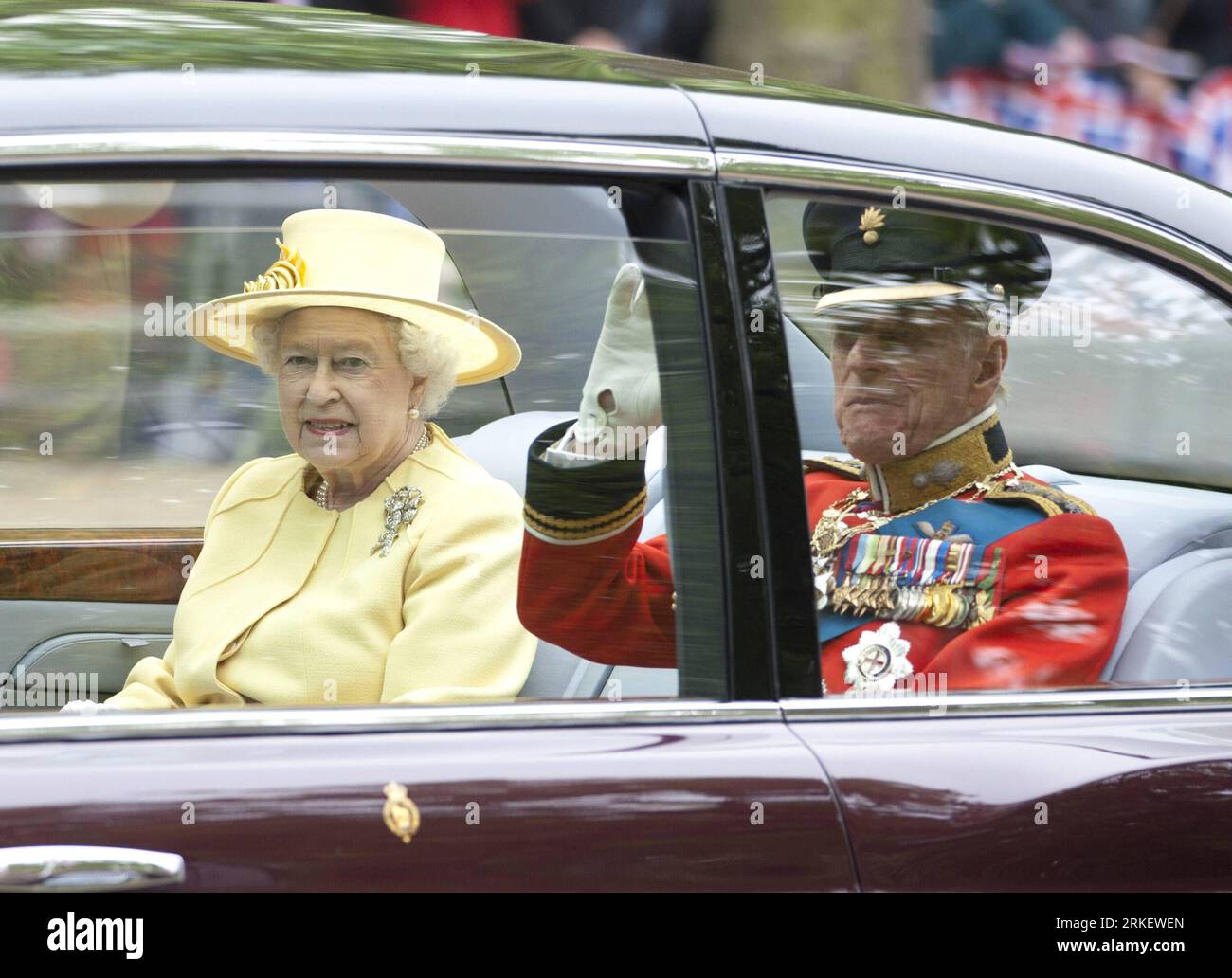 110429 -- LONDON, 29. April 2011 Xinhua -- britische Königin Elizabeth und Prinz Philip Mountbatten, Herzog von Edinburgh reisen zur Hochzeit von Briten Prinz William und Kate Middleton im Zentrum von London am 29. April 2011. Xinhua/Tang Shi ybg UK-LONDON-ROYAL WEDDING - PRESSEVERANSTALTUNG Foto. Auf dem Foto sollte stehen: Kirsty Wigglesworth/PA Wire PUBLICATIONxNOTxINxCHN Stockfoto