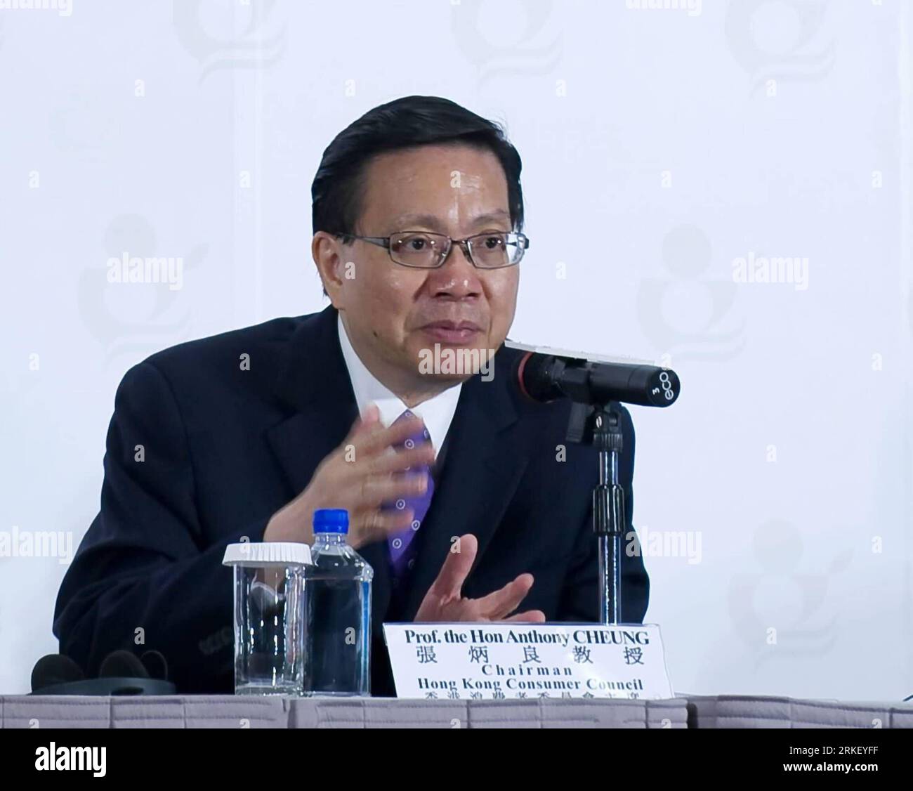 Bildnummer: 55315452 Datum: 04.05.2011 Copyright: imago/Xinhua (110504) -- HONGKONG, Mai. 4, 2011 (Xinhua) -- Professor Hon Anthony Cheung, Vorsitzender des Hong Kong Consumer Council, spricht auf der Pressekonferenz für den 19. Consumer International World Congress (CIWC) in Hongkong, 4. Mai 2011. Das 19. CIWC eröffnete hier am Mittwoch mit dem Thema „Stärkung der Verbraucher von morgen“ und zog etwa 700 Teilnehmer aus 60 Ländern der Welt an.(Xinhua/Chen Duo) (cxy) CHINA-HONG KONG-CONSUMER INTERNATIONAL WORLD CONGRESS (CN) PUBLICATIONxNOTxINxCHN People Politik PREMIUMD kbdig xkg 2 Stockfoto
