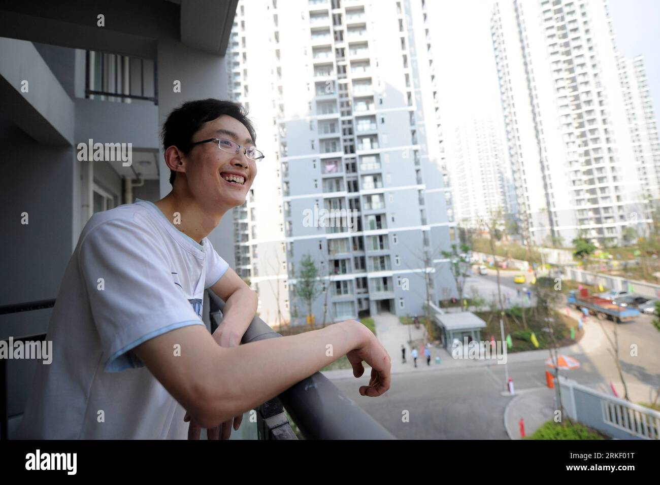 Bildnummer: 55318659 Datum: 30.04.2011 Copyright: imago/Xinhua (110505) -- CHONGQING, 5. Mai 2011 (Xinhua) -- Chen Zhangping liegt auf dem Balkon seines neuen Hauses in der südwestchinesischen Gemeinde Chongqing, 30. April 2011. Chen Zhangping, 24, schloss vor einem Jahr das Chongqing Technology and Bussiness Institute ab. Dieser junge Mann, der aus der südwestchinesischen Provinz Yunnan kam, arbeitet jetzt für eine Autofirma, die sich mit dem Kundendienst befasst. Mit einem Gehalt von 2.000 Yuan (etwa 333 US-Dollar) muss er einen beträchtlichen Teil seines Einkommens für die Miete eines Hauses ausgeben, zwischen 250 Yuan und 650 Yuan. Stockfoto