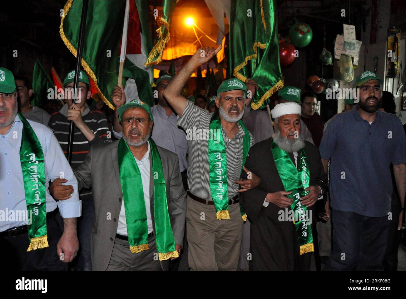 Bildnummer: 55319820 Datum: 05.05.2011 Copyright: imago/Xinhua (110505)-- WESTJORDANLAND, 5. MAI 2011 (Xinhua) -- palästinensische Anhänger der Hamas-Bewegung nehmen an einer Kundgebung Teil, um das Versöhnungsabkommen zwischen der Fatah und der Hamas in der Westjordstadt Nablus am 5. Mai 2011 zu feiern. Der Premierminister der Hamas Gaza-Regierung sagte am Donnerstag, seine Regierung sei bereit, zurückzutreten, nachdem ein Einigungsabkommen mit der rivalisierenden Fatah-Bewegung erzielt worden sei. (Xinhua/Nidal Eshtayeh) (wjd) MIDEAST-WEST BANK-HAMAS-RALLY PUBLICATIONxNOTxINxCHN Gesellschaft Politik Demo Friedensprozess Abkommen Versöhnung Versöhnungsabkommen kb Stockfoto