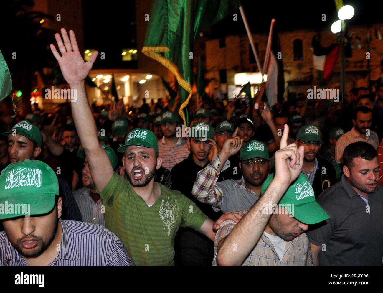 Bildnummer: 55319818 Datum: 05.05.2011 Copyright: imago/Xinhua (110505)-- WESTJORDANLAND, 5. MAI 2011 (Xinhua) -- palästinensische Anhänger der Hamas-Bewegung nehmen an einer Kundgebung Teil, um das Versöhnungsabkommen zwischen der Fatah und der Hamas in der Westjordstadt Nablus am 5. Mai 2011 zu feiern. Der Premierminister der Hamas Gaza-Regierung sagte am Donnerstag, seine Regierung sei bereit, zurückzutreten, nachdem ein Einigungsabkommen mit der rivalisierenden Fatah-Bewegung erzielt worden sei. (Xinhua/Nidal Eshtayeh) (wjd) MIDEAST-WEST BANK-HAMAS-RALLY PUBLICATIONxNOTxINxCHN Gesellschaft Politik Demo Friedensprozess Abkommen Versöhnung Versöhnungsabkommen kb Stockfoto