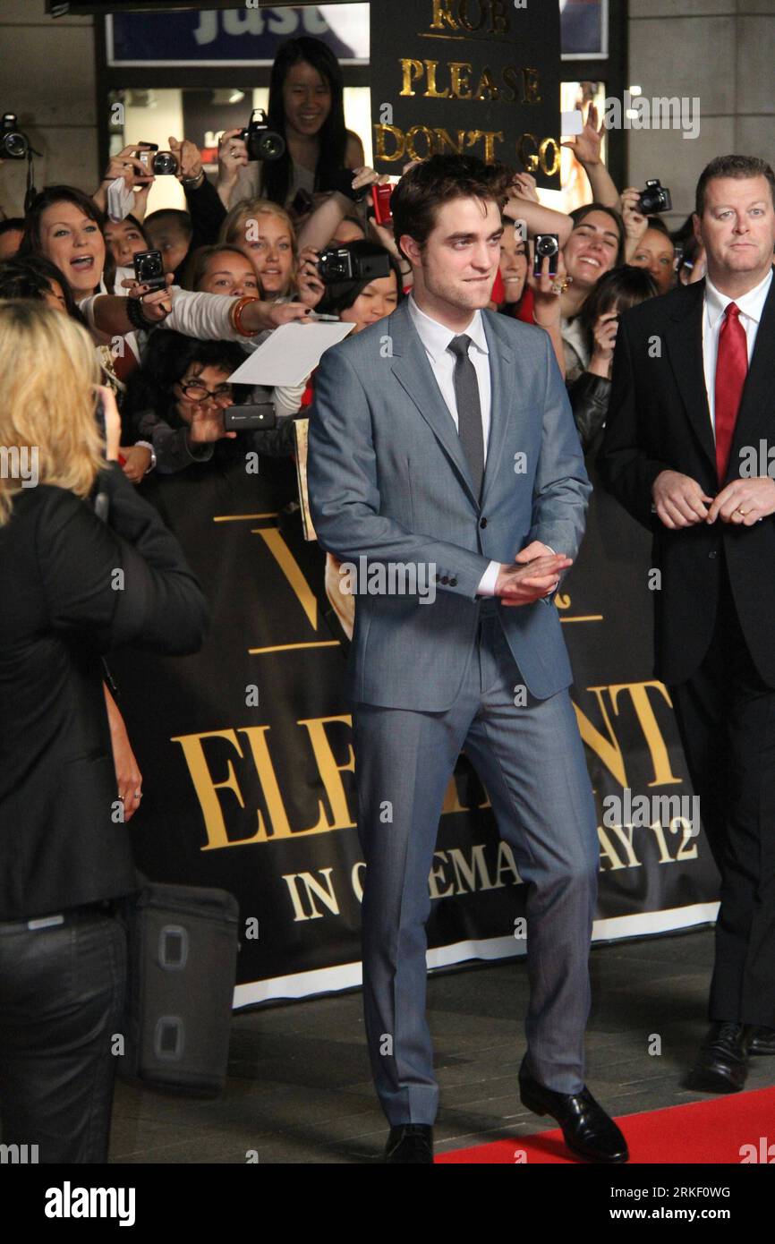 Bildnummer: 55321735 Datum: 06.05.2011 Copyright: imago/Xinhua (110506) -- SYDNEY, 6. Mai 2011 (Xinhua) -- Cast-Mitglied Robert Pattinson posiert für die australische Premiere des Films Water for Elephants in Sydney, Australien, am 6. Mai 2011. Die Schauspieler Robert Pattinson und Reese Witherspoon nehmen am Freitag an einer Publikation ihres Films Water for Elephants Here Teil. (Xinhua/Fu Yunwei) (lr) AUSTRALIA-SYDNEY-FILM-WATER FOR ELEPHANTS-PREMIERE PUBLICATIONxNOTxINxCHN People Entertainment Film Pressetermin Filmpremiere Premiere Freisteller vdig xdp xo0x Premiere 2011 hoch Bildnummer 55321735 Datum 06 0 Stockfoto