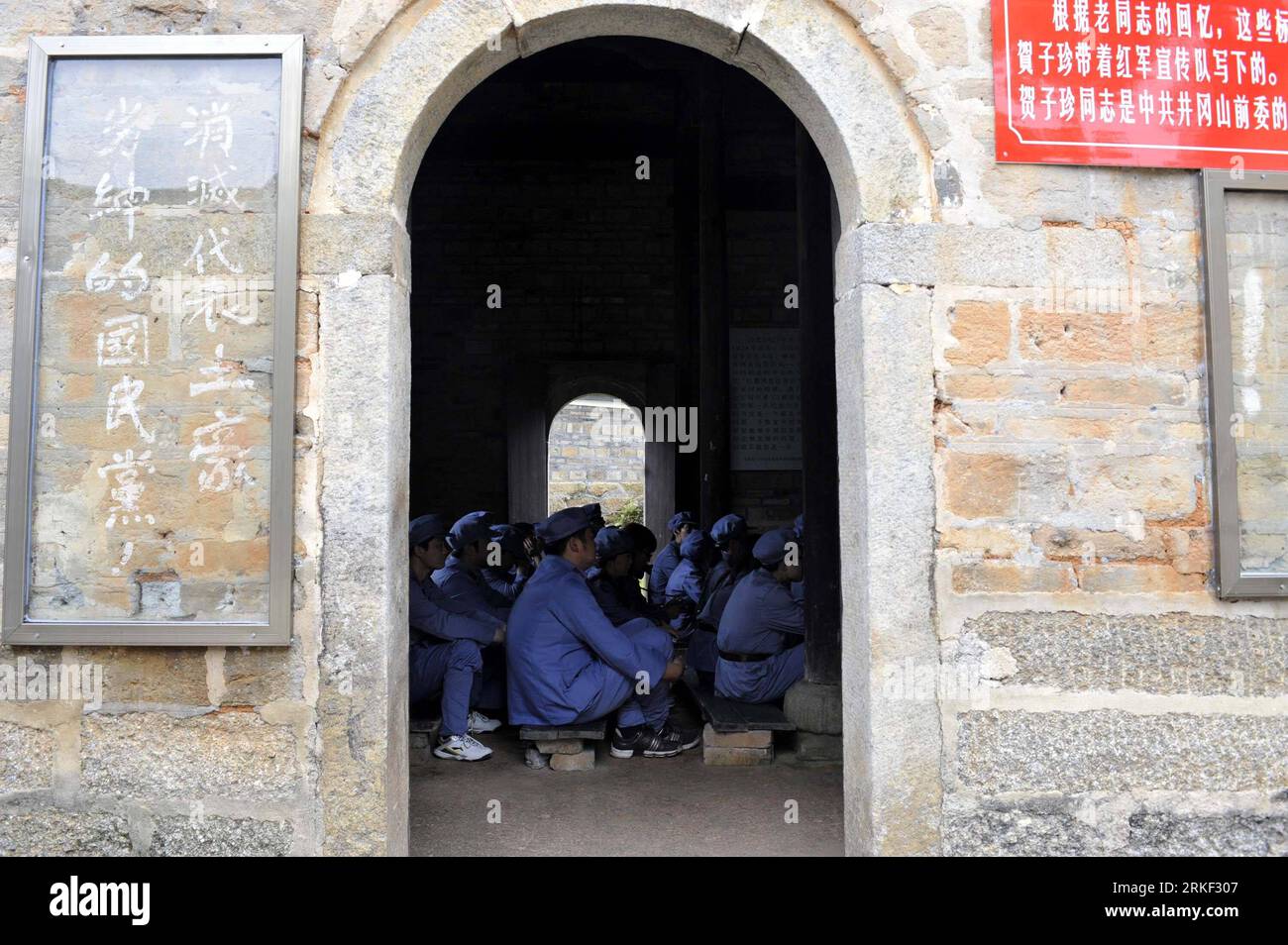 Bildnummer: 55333541 Datum: 10.05.2011 Copyright: imago/Xinhua (110510) -- JINGANGSHAN, 10. Mai 2011 (Xinhua) -- Studenten der chinesischen Führungsakademie in Jinggangshan (CELAJ), die ehemalige Uniformen der Chinesischen Roten Armee tragen, besuchen den Unterricht in Mao Zedongs ehemaliger Residenz in Jinggangshan, ostchinesische Provinz Jiangxi, April 29, 2011. Auf einer Fläche von 661 Quadratkilometern sind die Jinggangshan-Berge -- wo im Jahr 1927 der Vorsitzende der Kommunistischen Partei Chinas (KPCh) Mao Zedong und seine Kameraden die erste ländliche Basis der Revolution gründeten -- als Wiege der chinesischen Revoluti bekannt Stockfoto