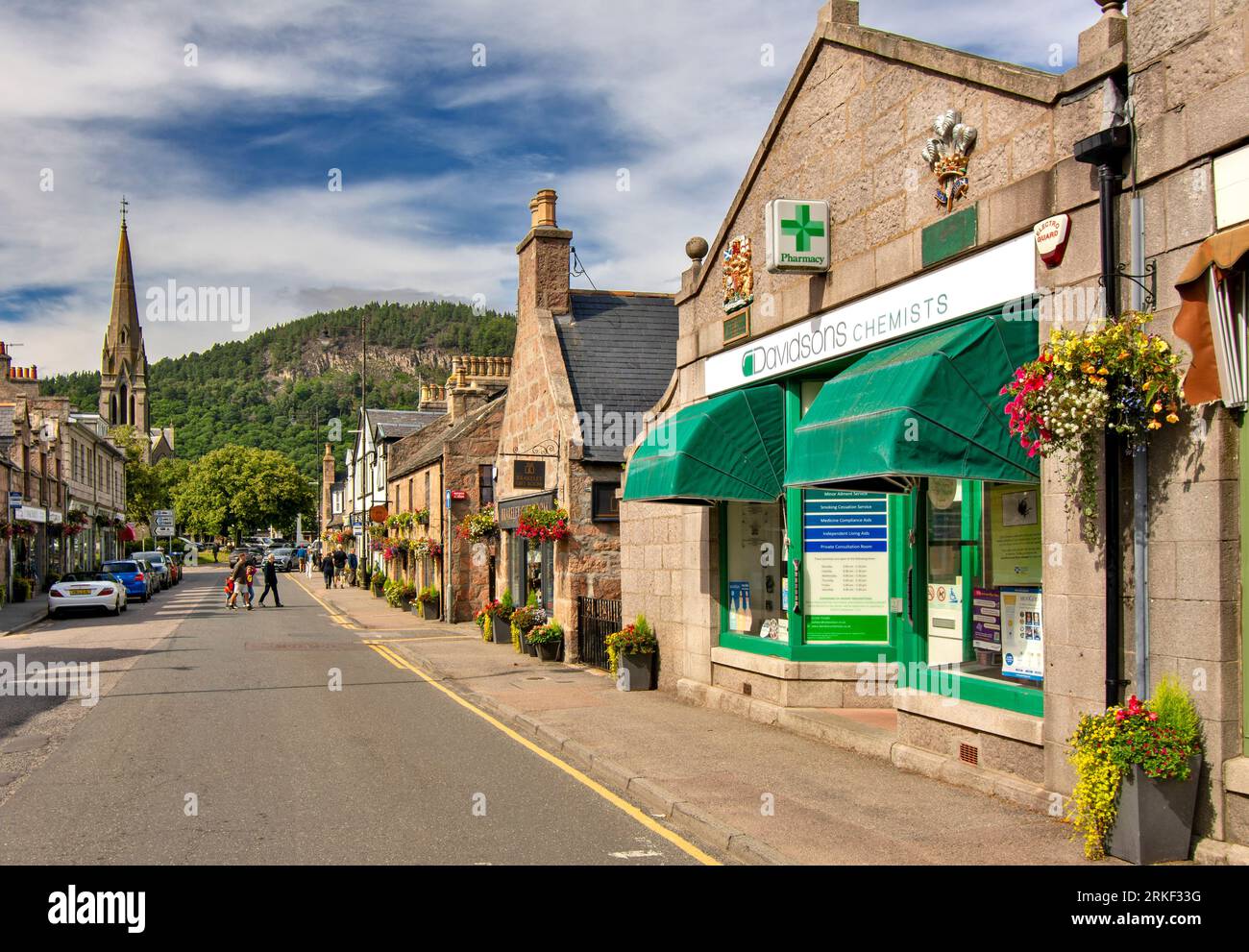 Ballater Aberdeenshire Scotland Bridge Street und bunte Blumenpracht vor den Geschäften Stockfoto