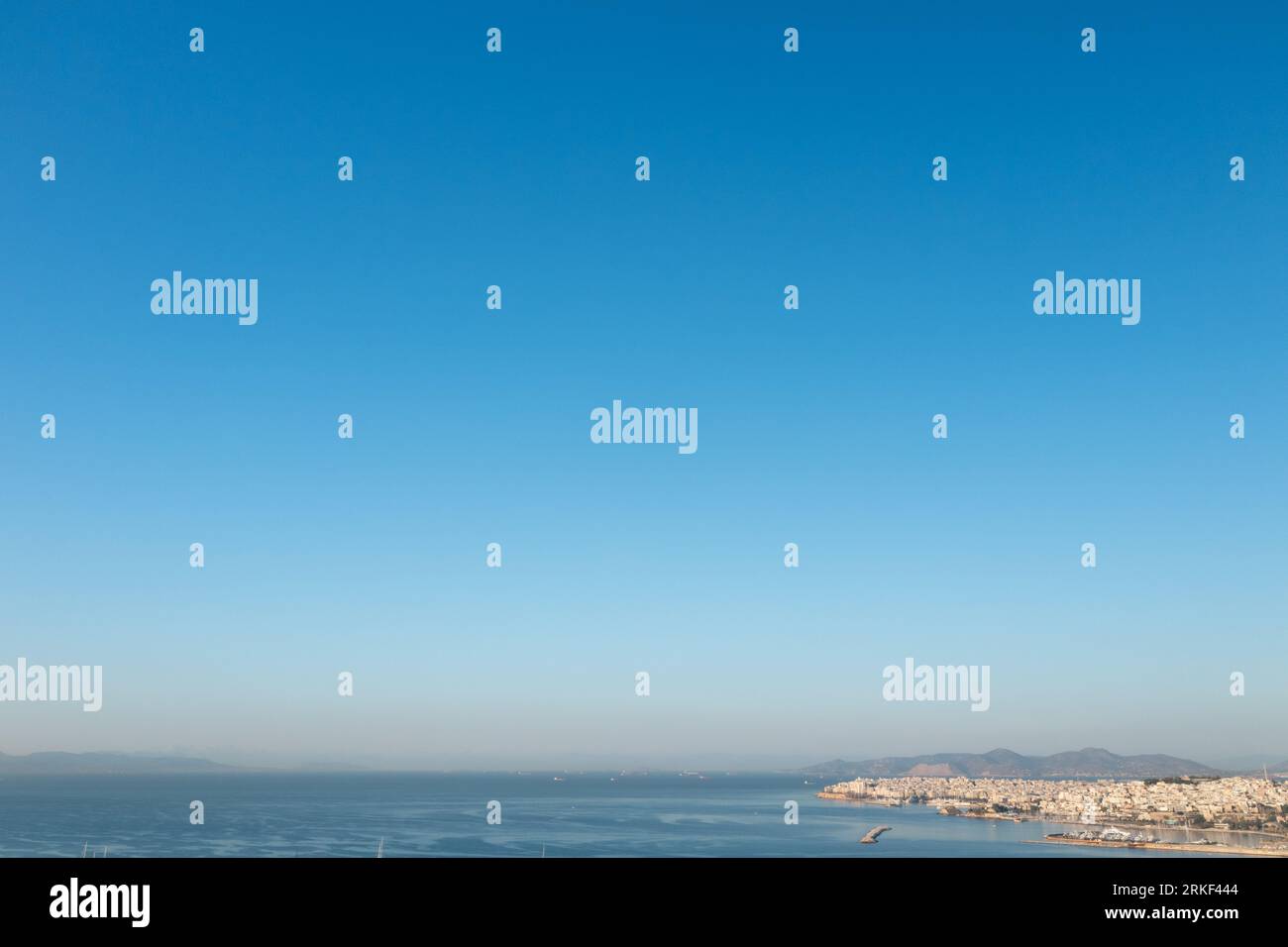 Blick auf den Hafen von Piräus: Athens belebtes maritimes Zentrum Stockfoto