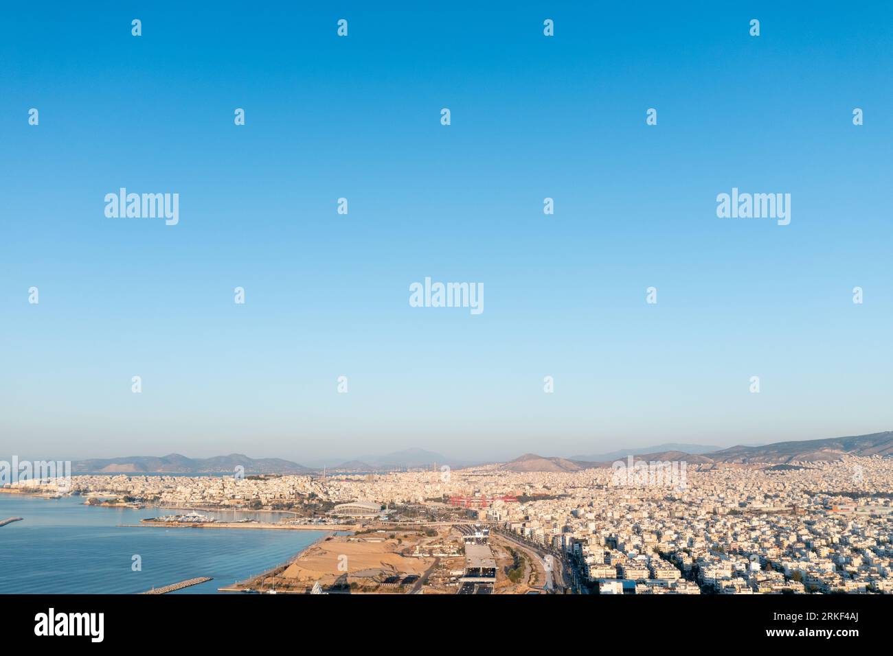 Athener Skyline trifft auf das Blau: Stadtgebäude und weiträumiger Himmel Stockfoto