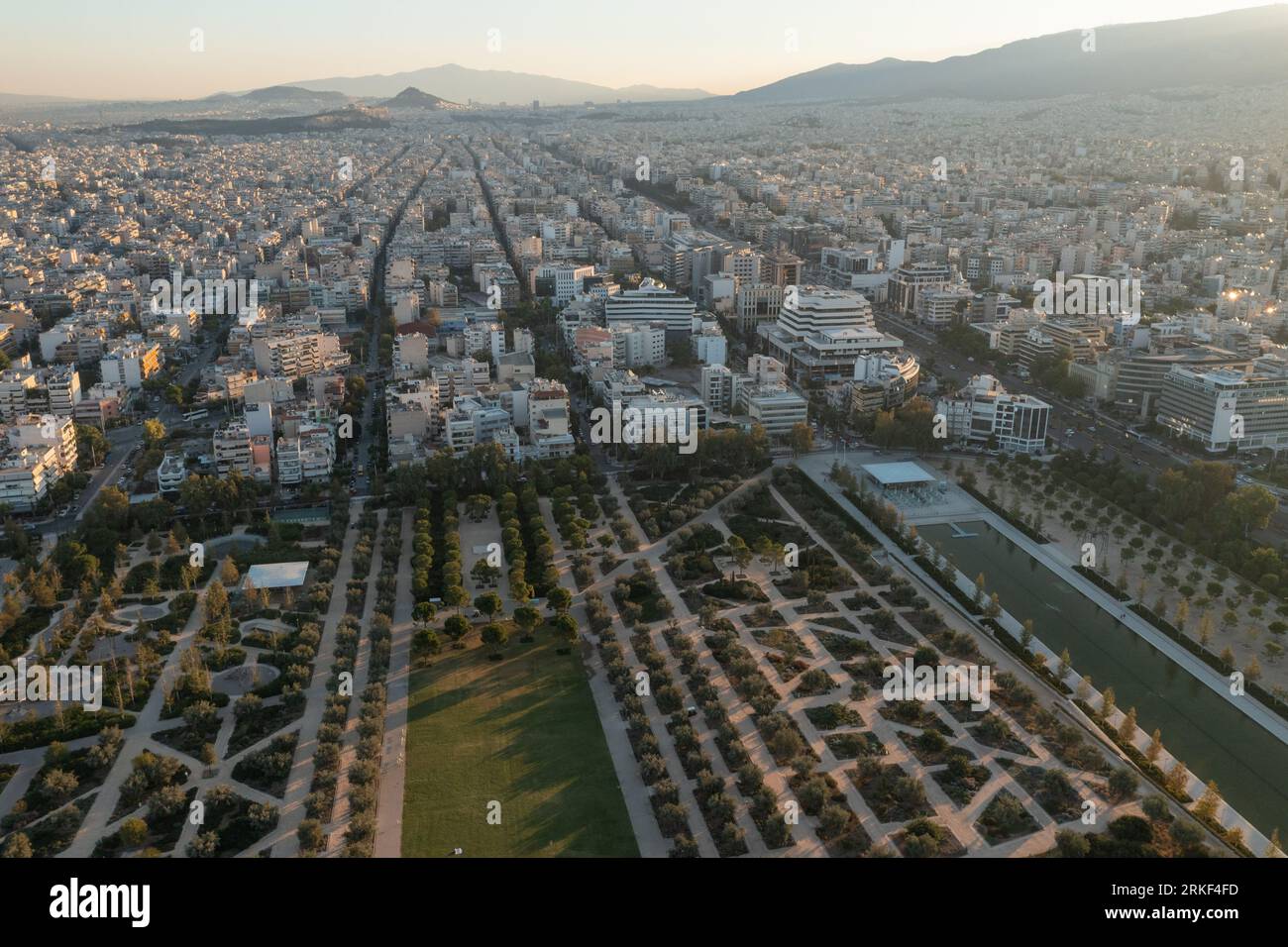 Das Athener Opernhaus und der grüne Park Sind Ein Kulturjuwel Stockfoto