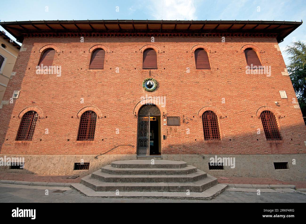 Altes Gebäude aktuelle Lage des Monte dei Paschi di Siena Bank, Dorf Chiusi, Siena, Toskana Stockfoto
