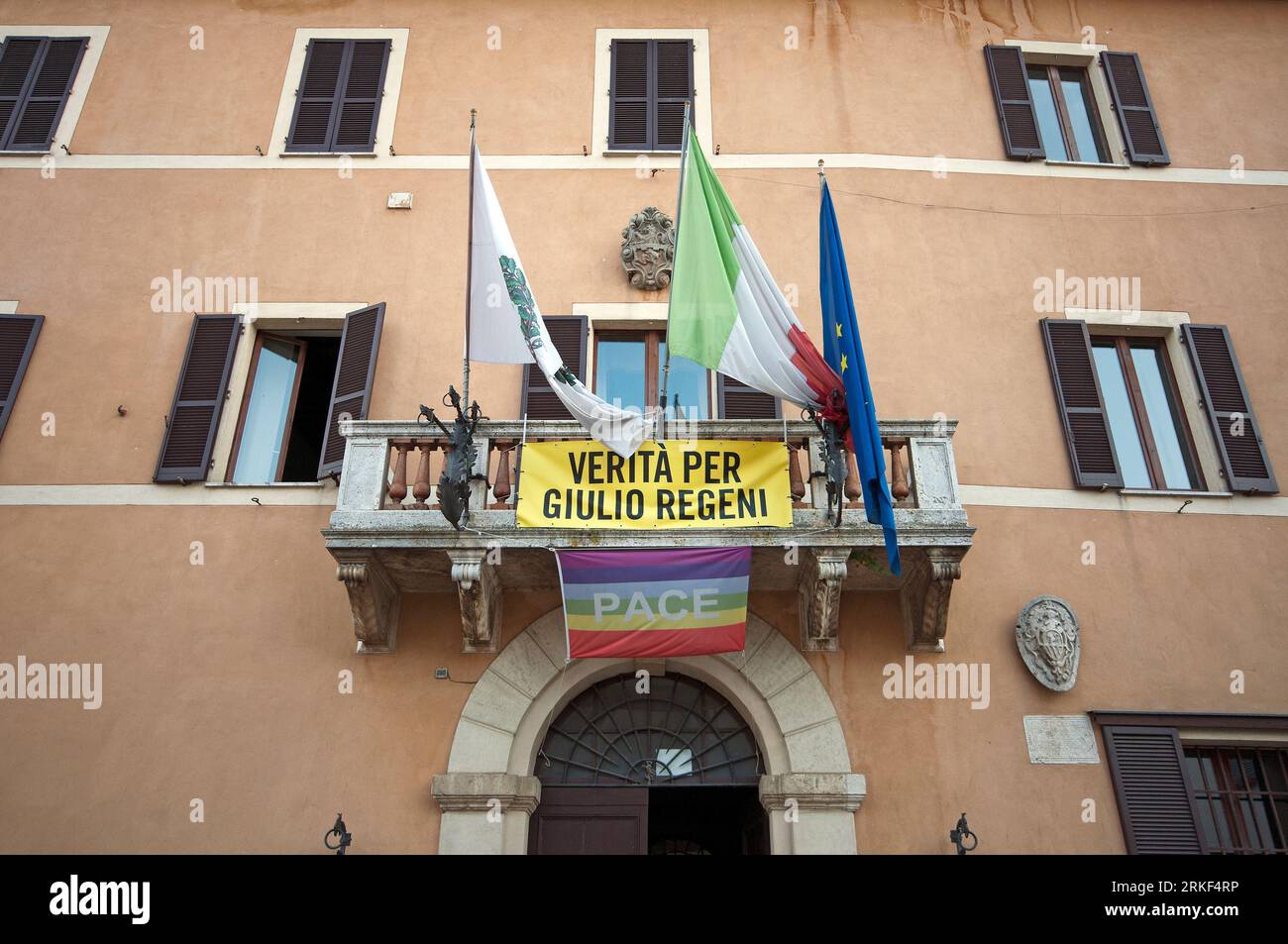 Banner, das die Wahrheit für den Tod von Giulio Regeni auf dem Balkon des Rathauses von Chiusi, Siena, Toskana fragt Stockfoto